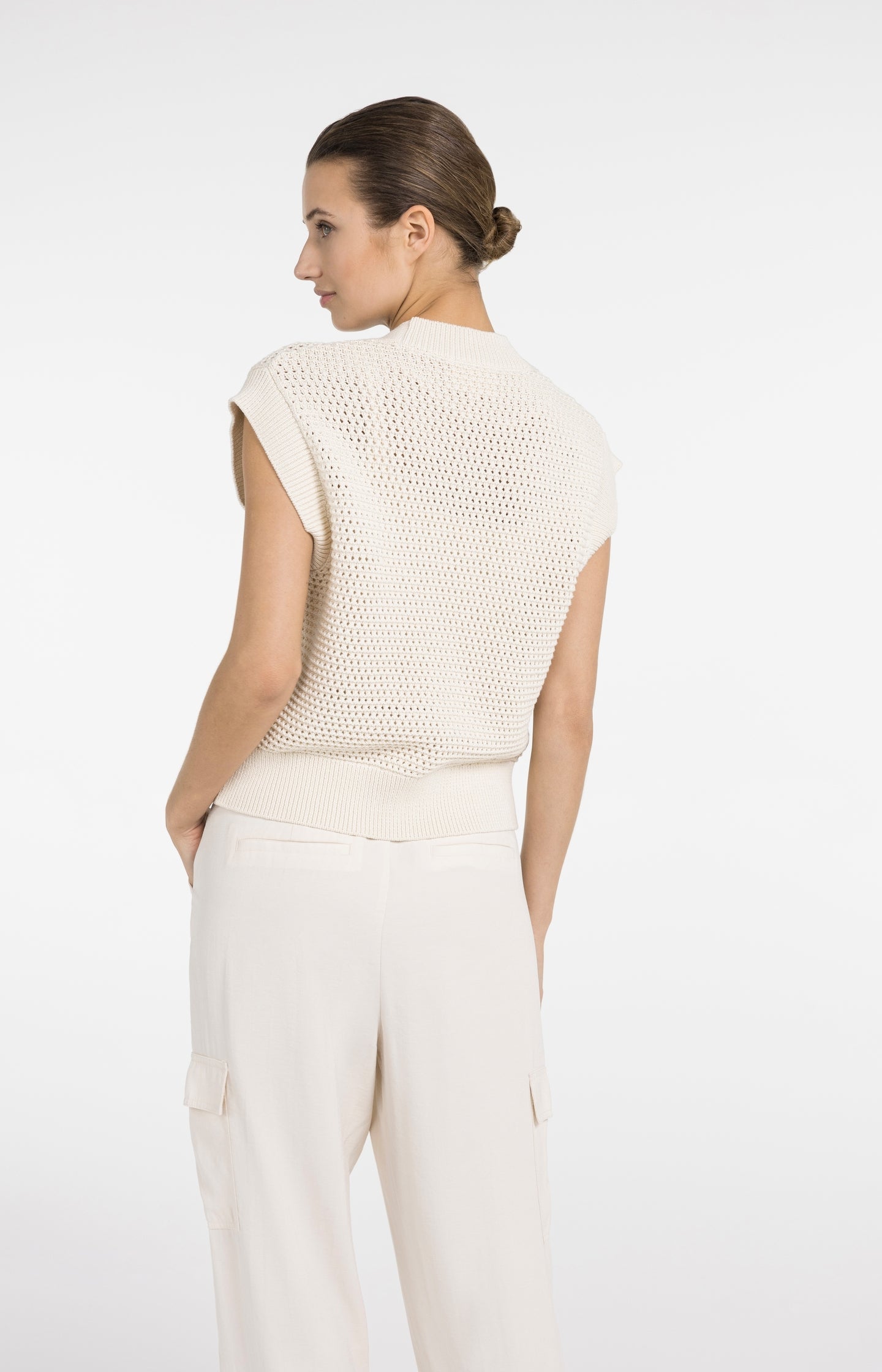 Sleeveless mesh knit cardigan with zipper closure