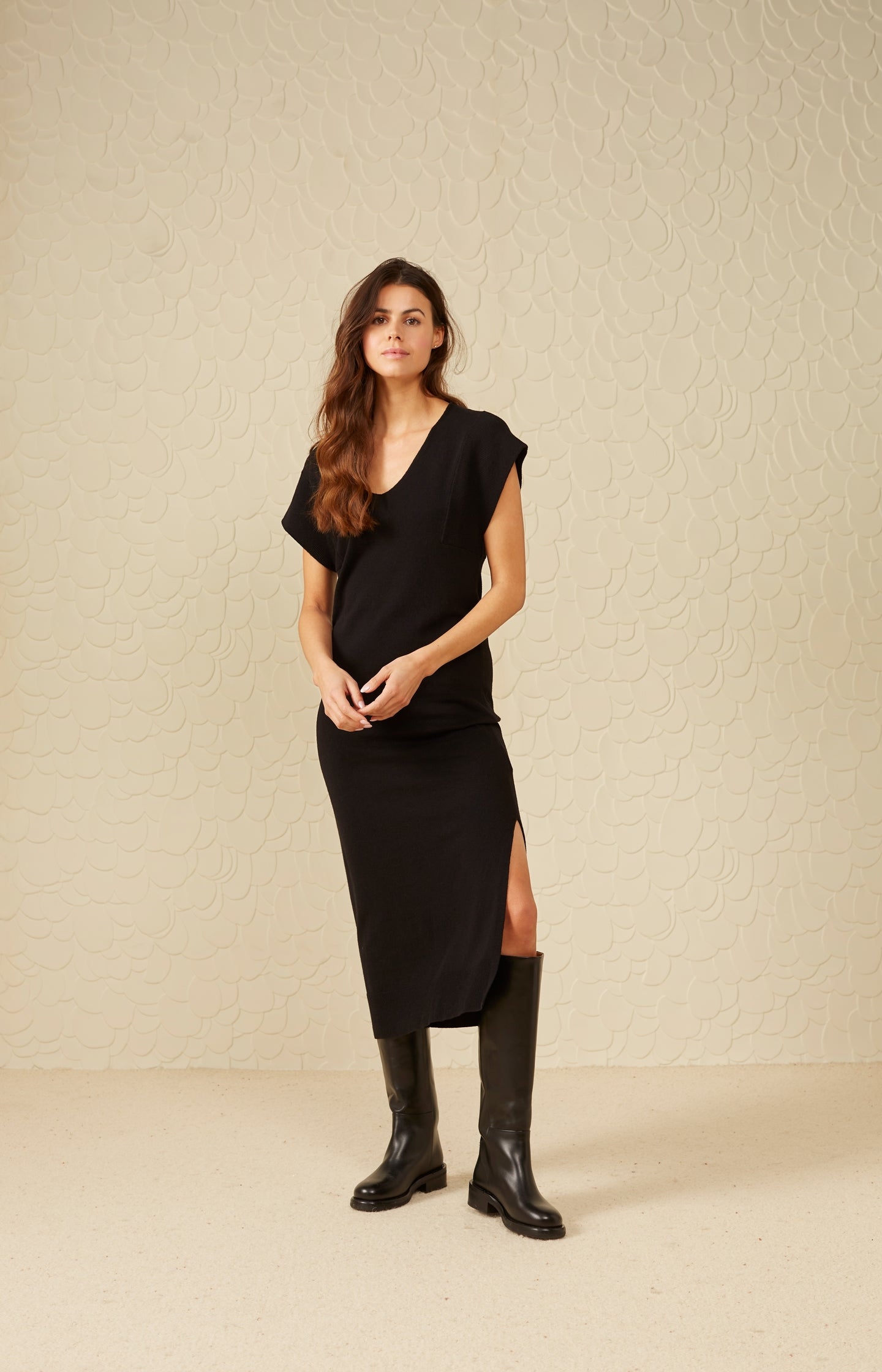 Sleeveless midi knitted dress with V-neck and slit - Type: lookbook