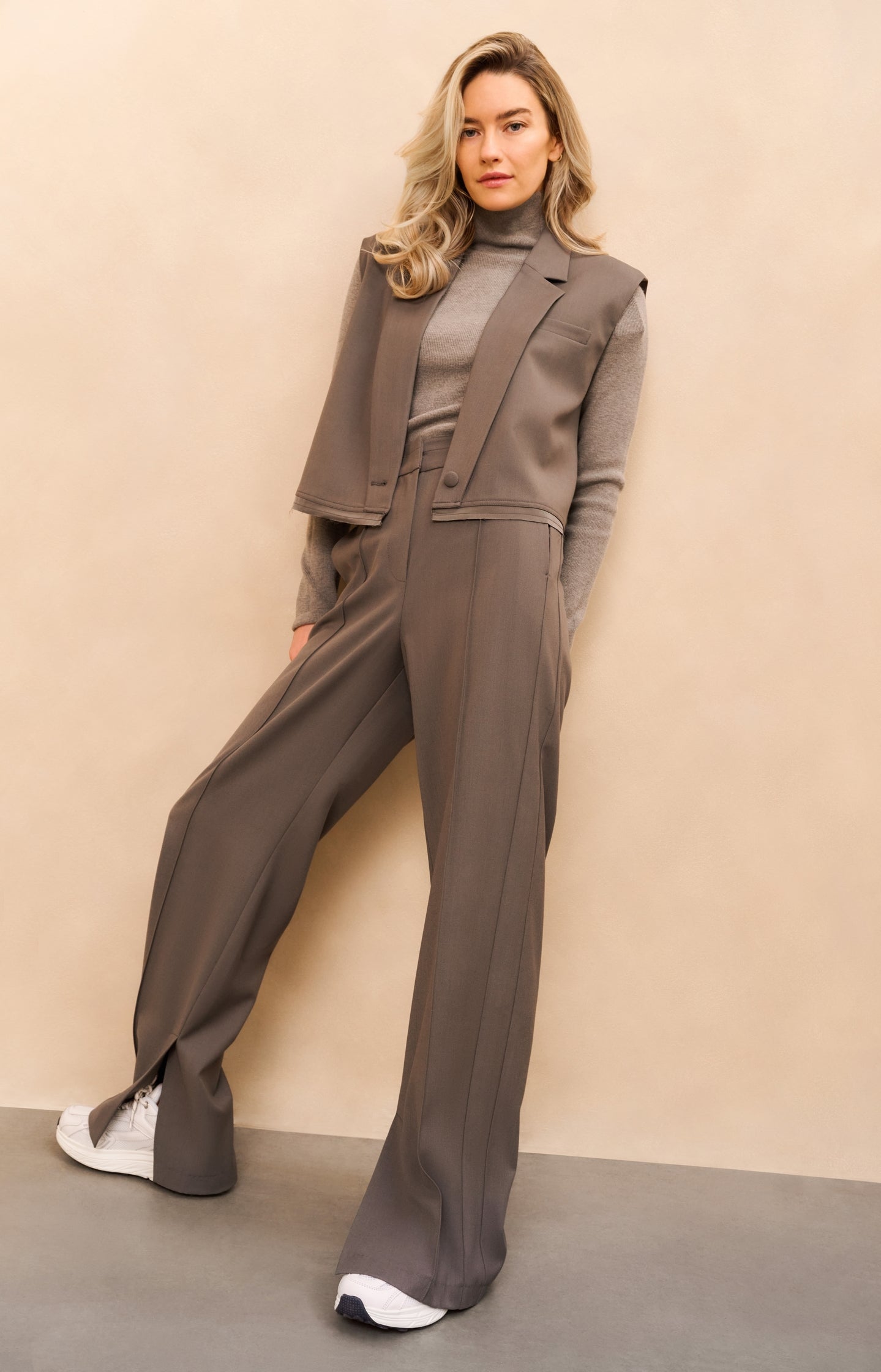 Sleeveless short blazer with double layer effect - Type: lookbook
