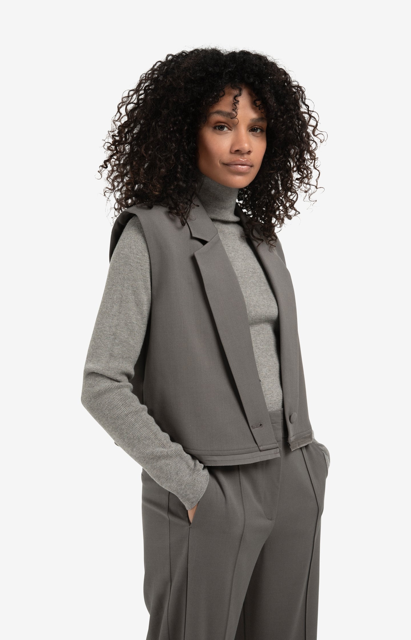 Sleeveless short blazer with double layer effect