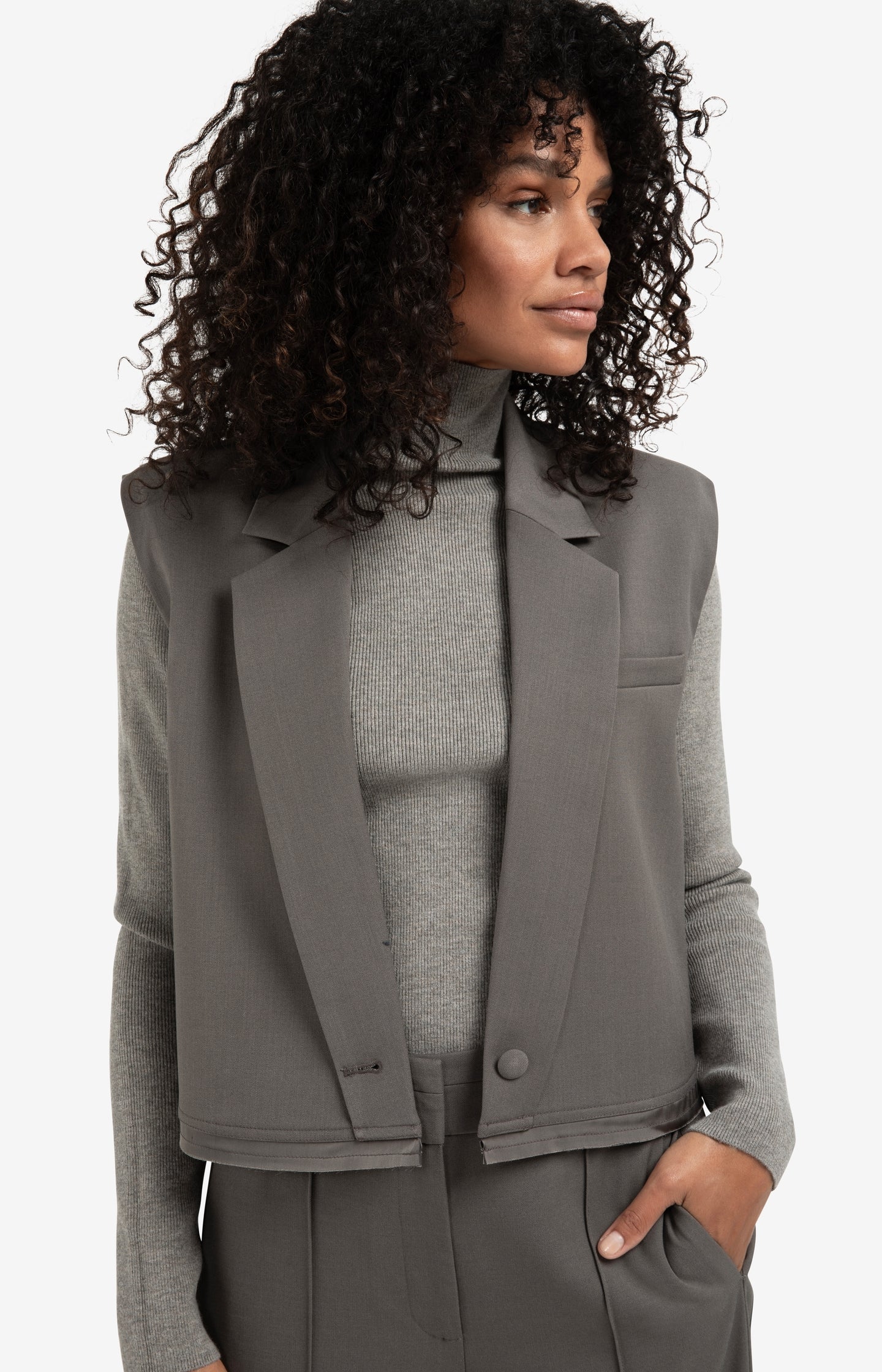 Sleeveless short blazer with double layer effect