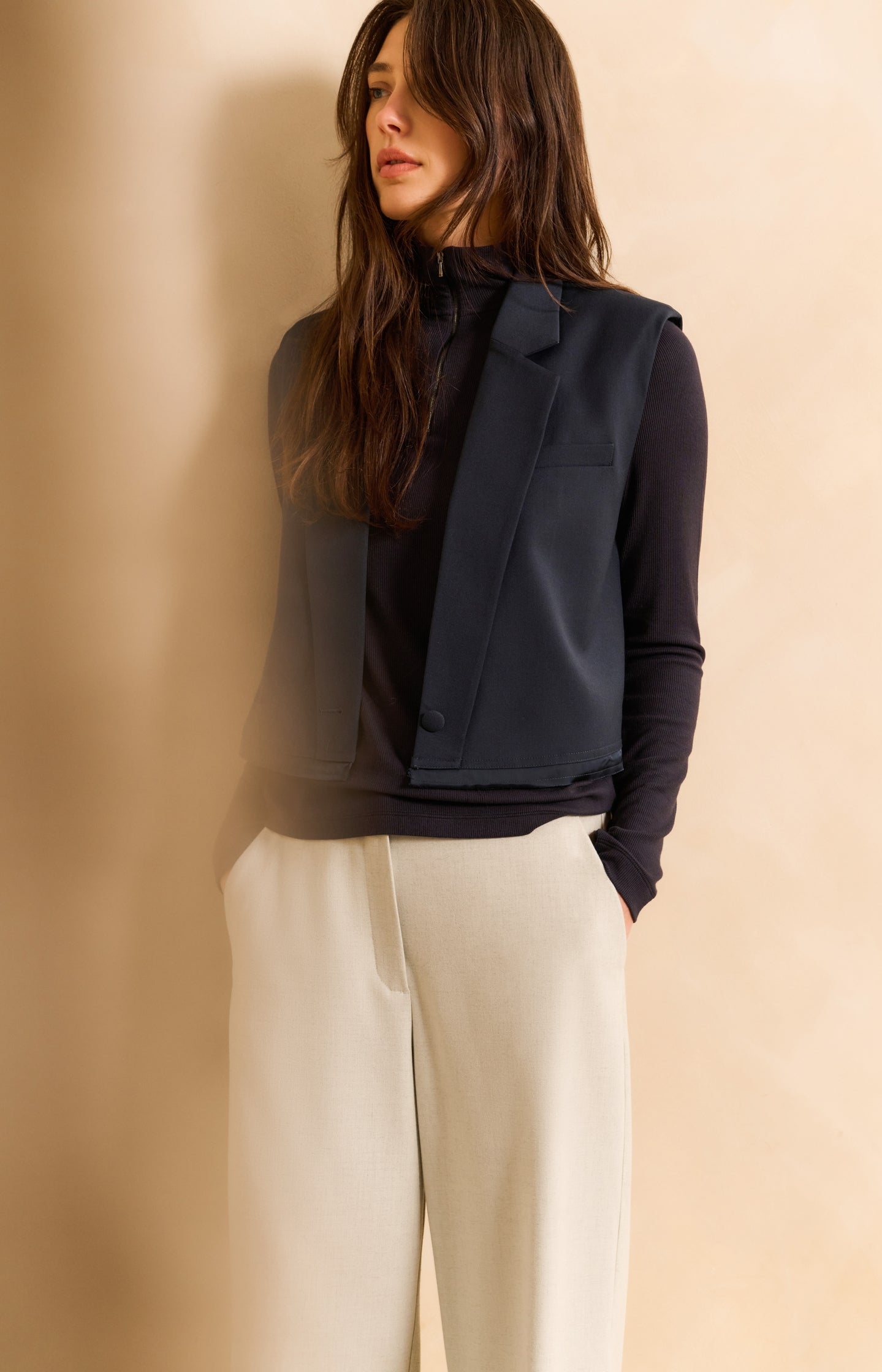 Sleeveless short blazer with double layer effect - Type: lookbook