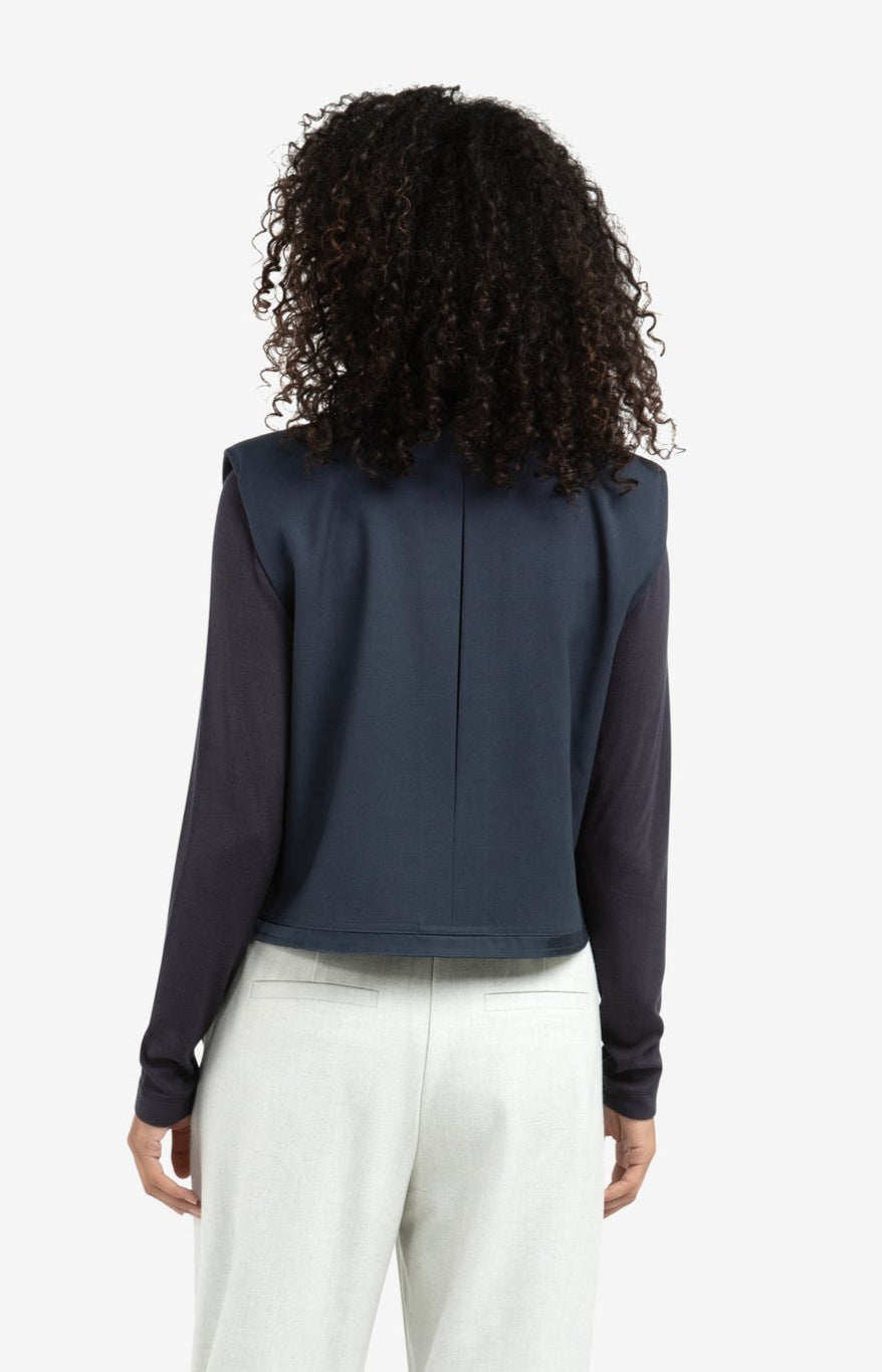 Sleeveless short blazer with double layer effect