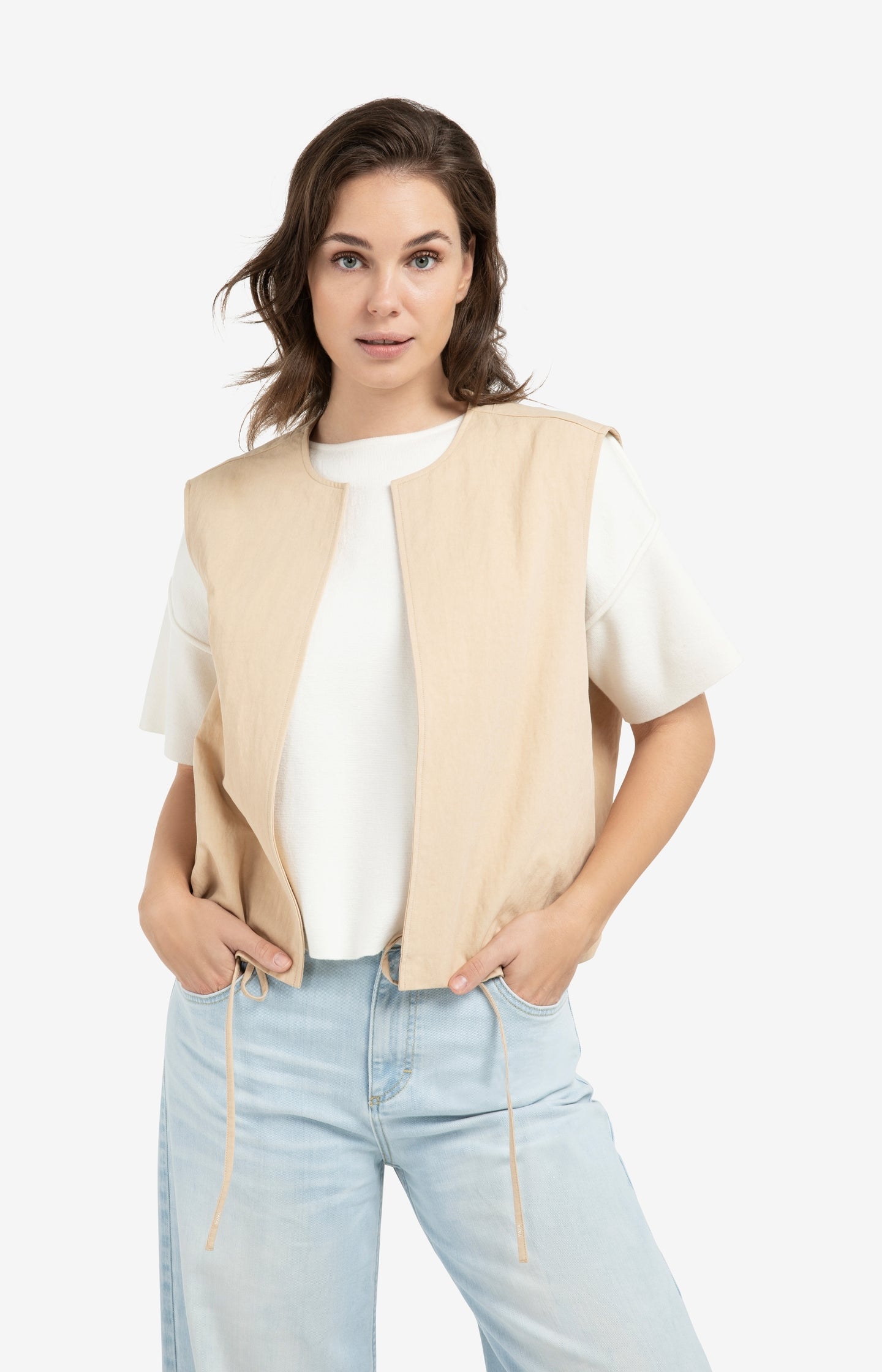 Sleeveless summer jacket with drawstrings