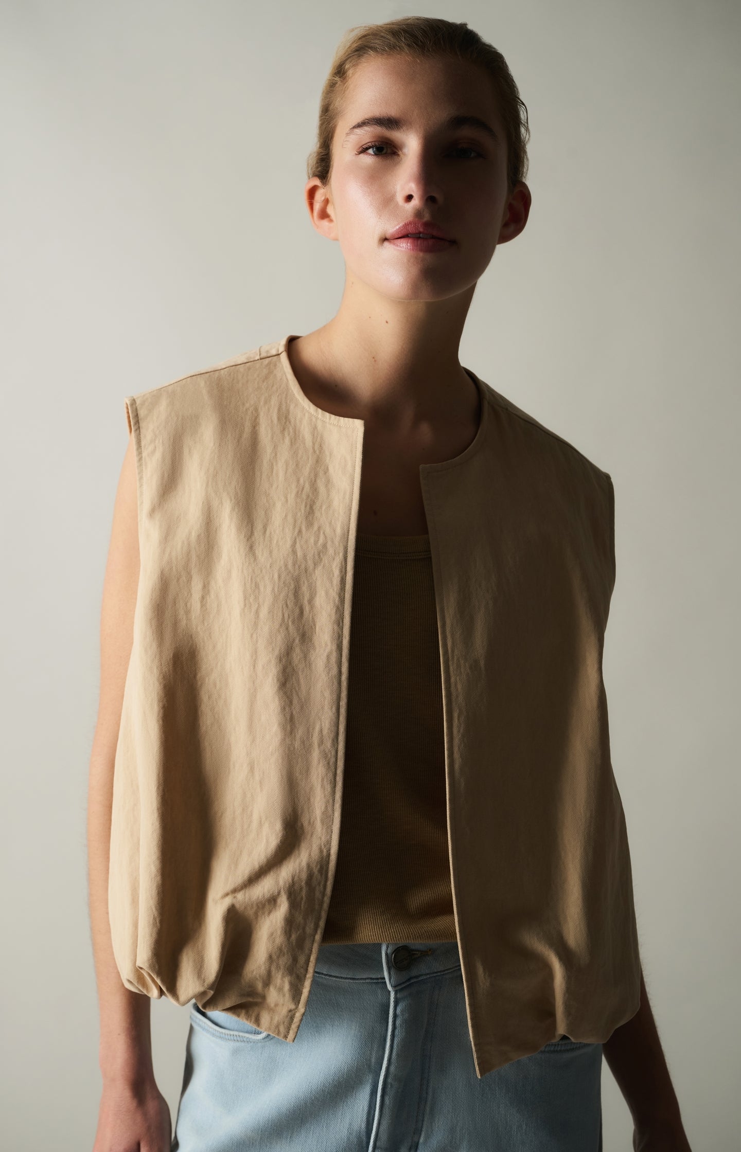Sleeveless summer jacket with drawstrings