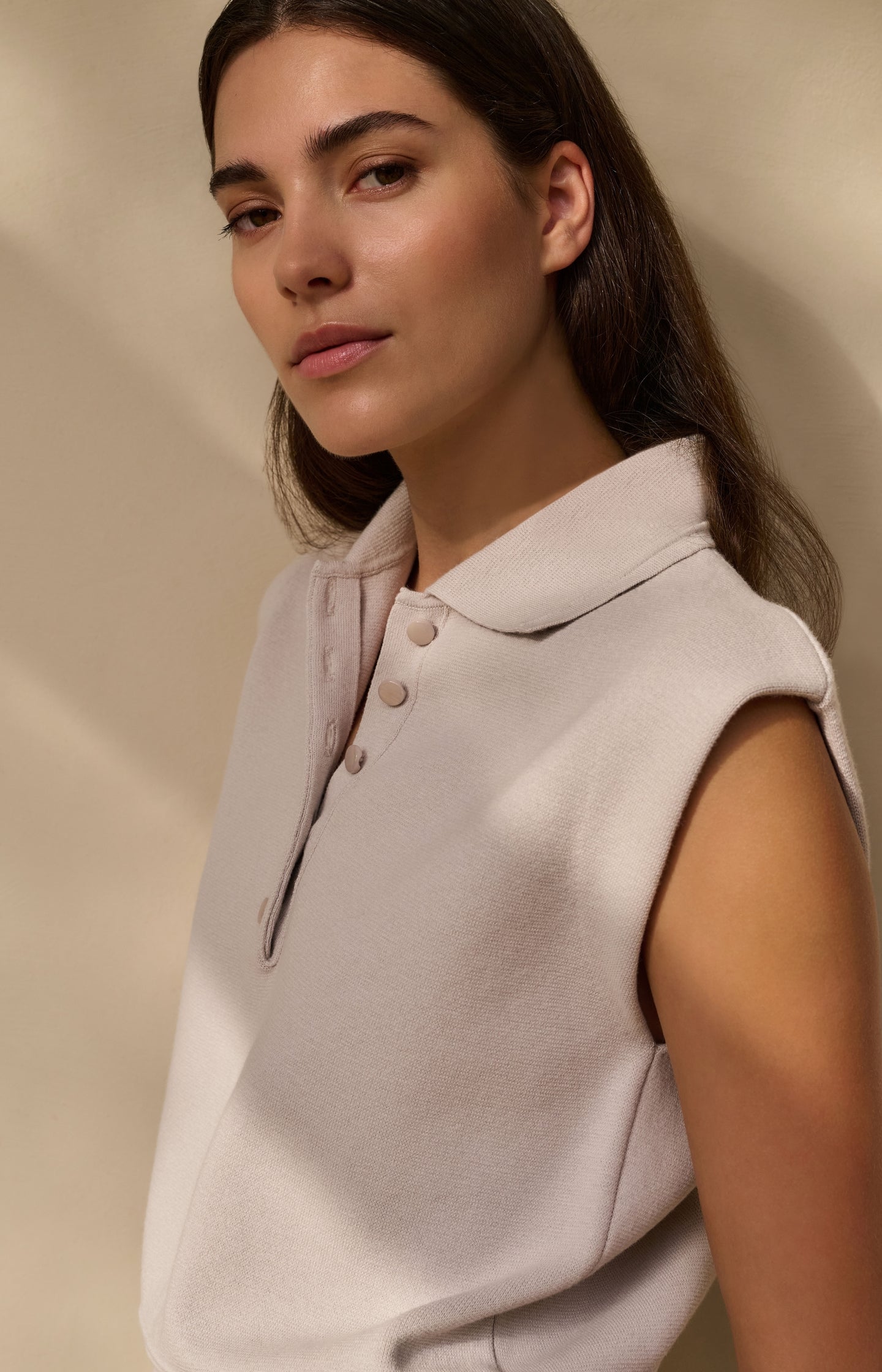 Sleeveless sweater with collar and buttons