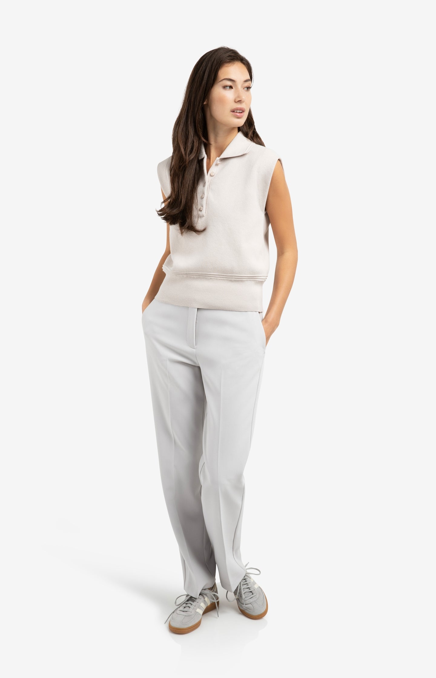 Sleeveless sweater with collar and buttons