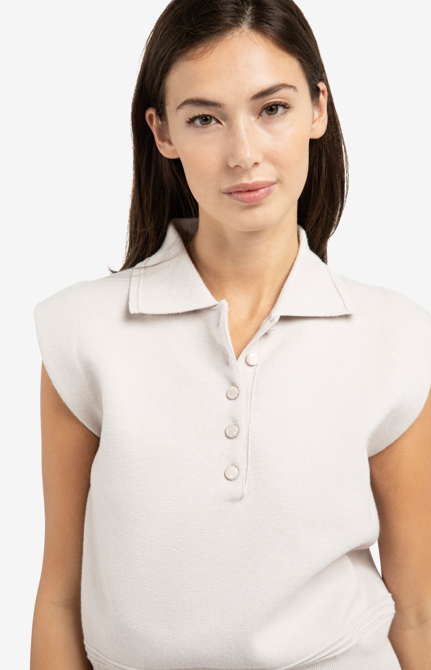 Sleeveless sweater with collar and buttons
