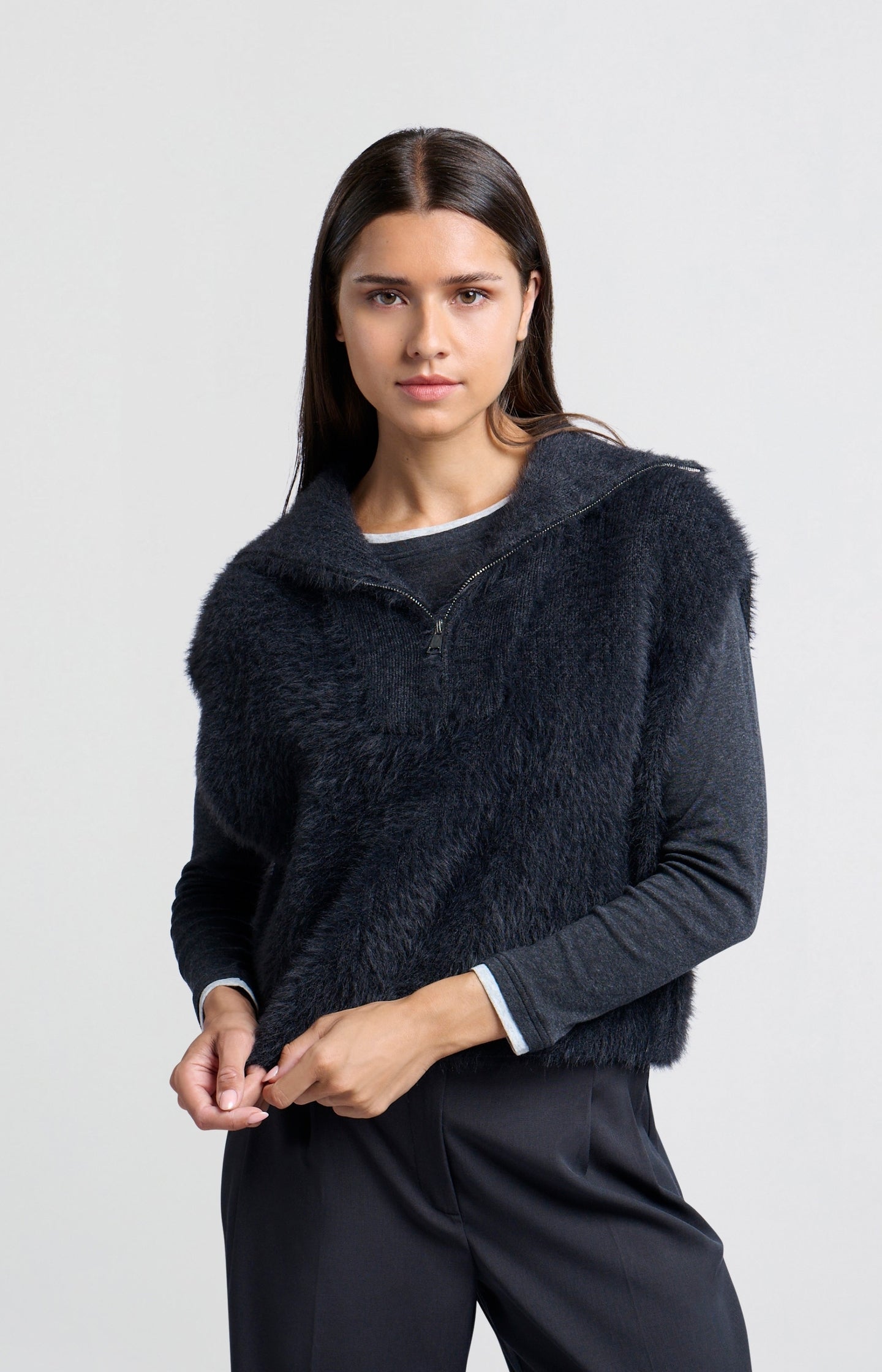 Sleeveless sweater with half zipper, high neck and loose fit - Type: lookbook