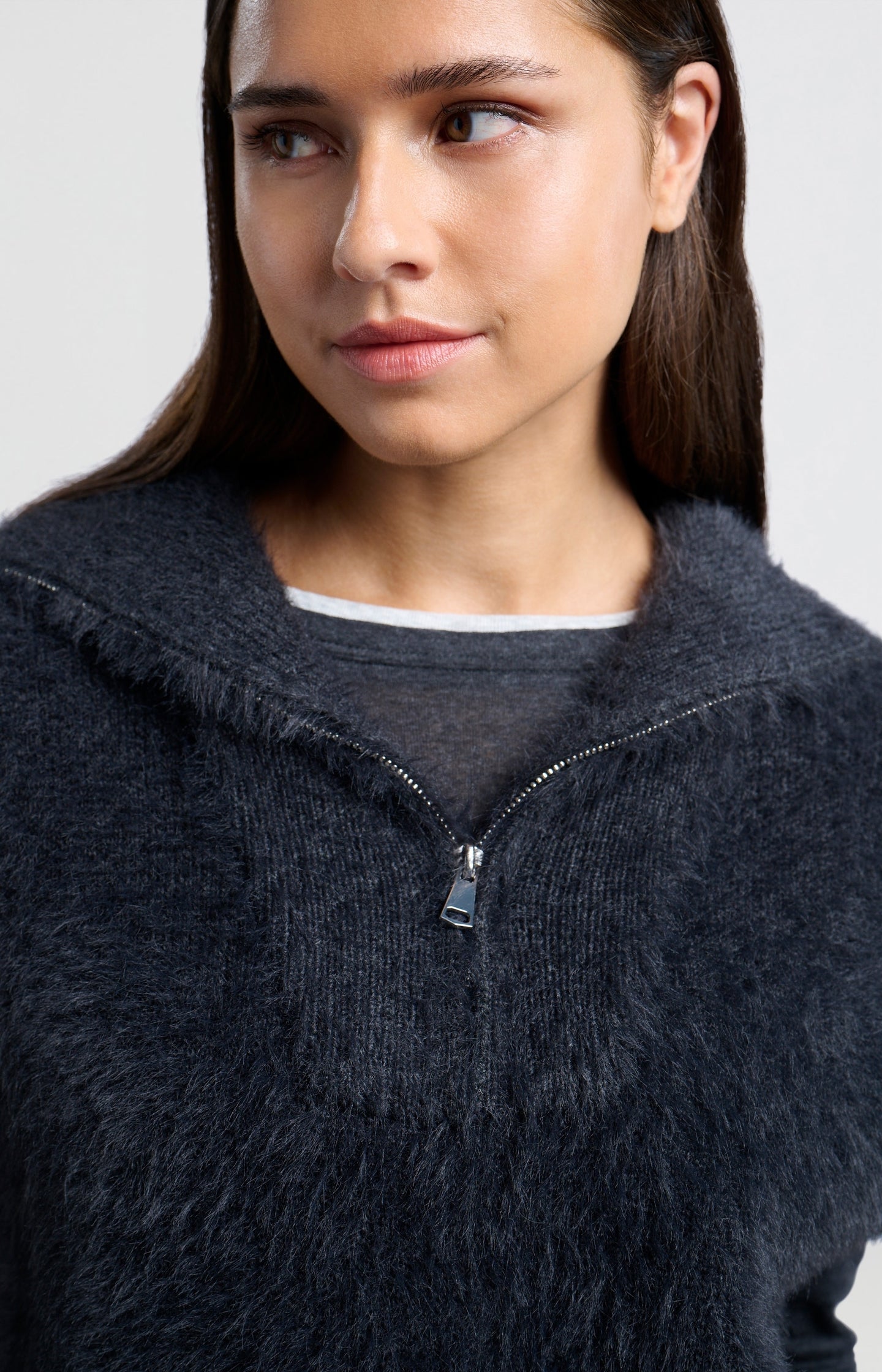 Sleeveless sweater with half zipper, high neck and loose fit