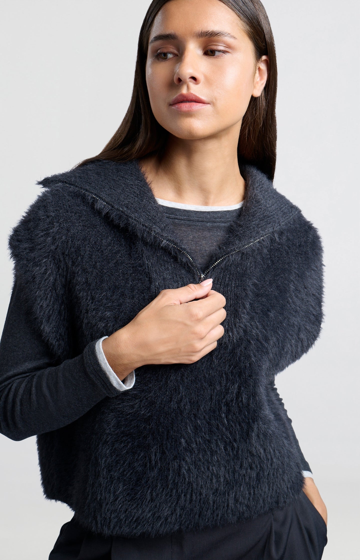 Sleeveless sweater with half zipper, high neck and loose fit