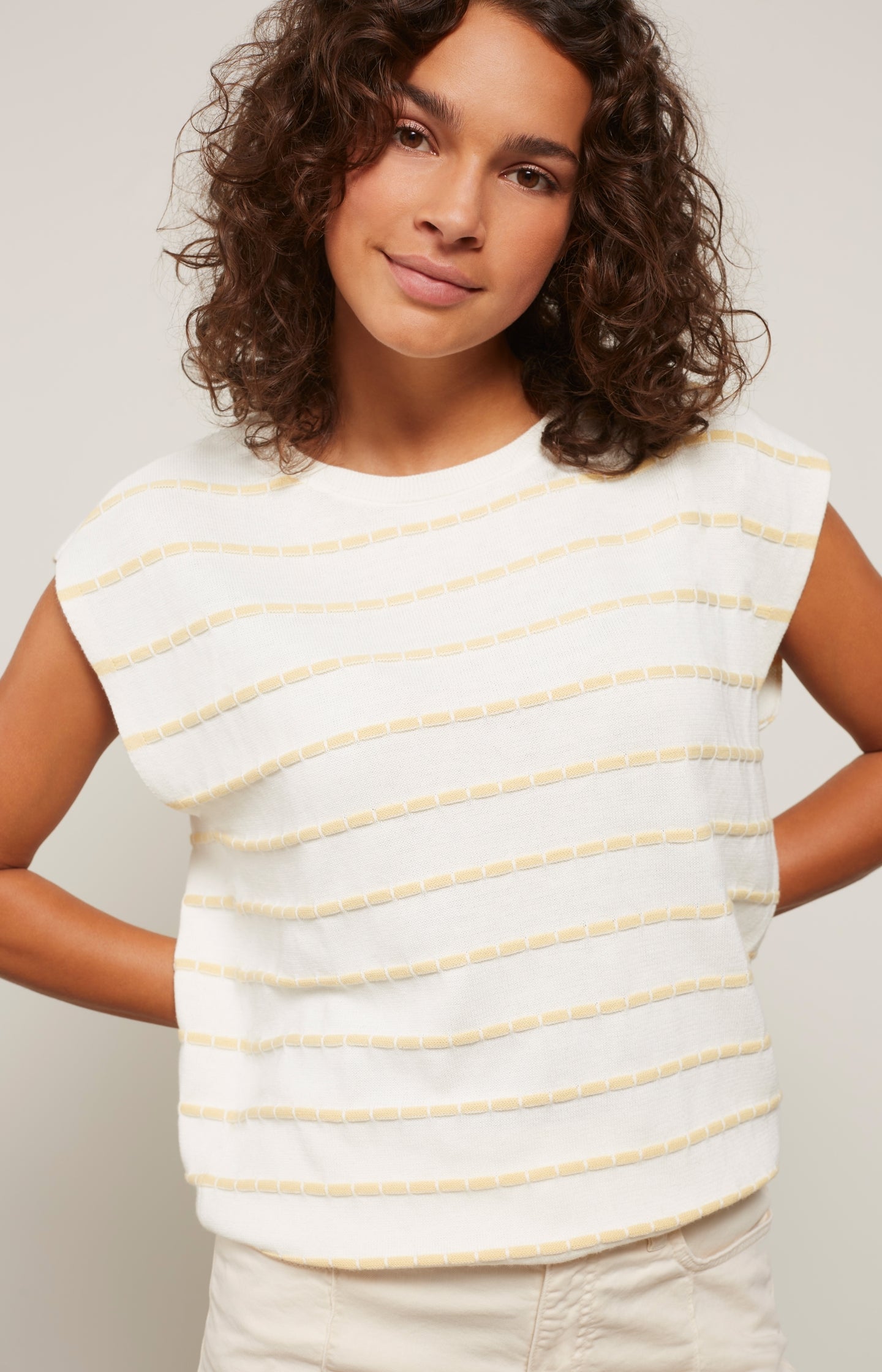 Sleeveless sweater with round neck and stripe pattern - Type: lookbook