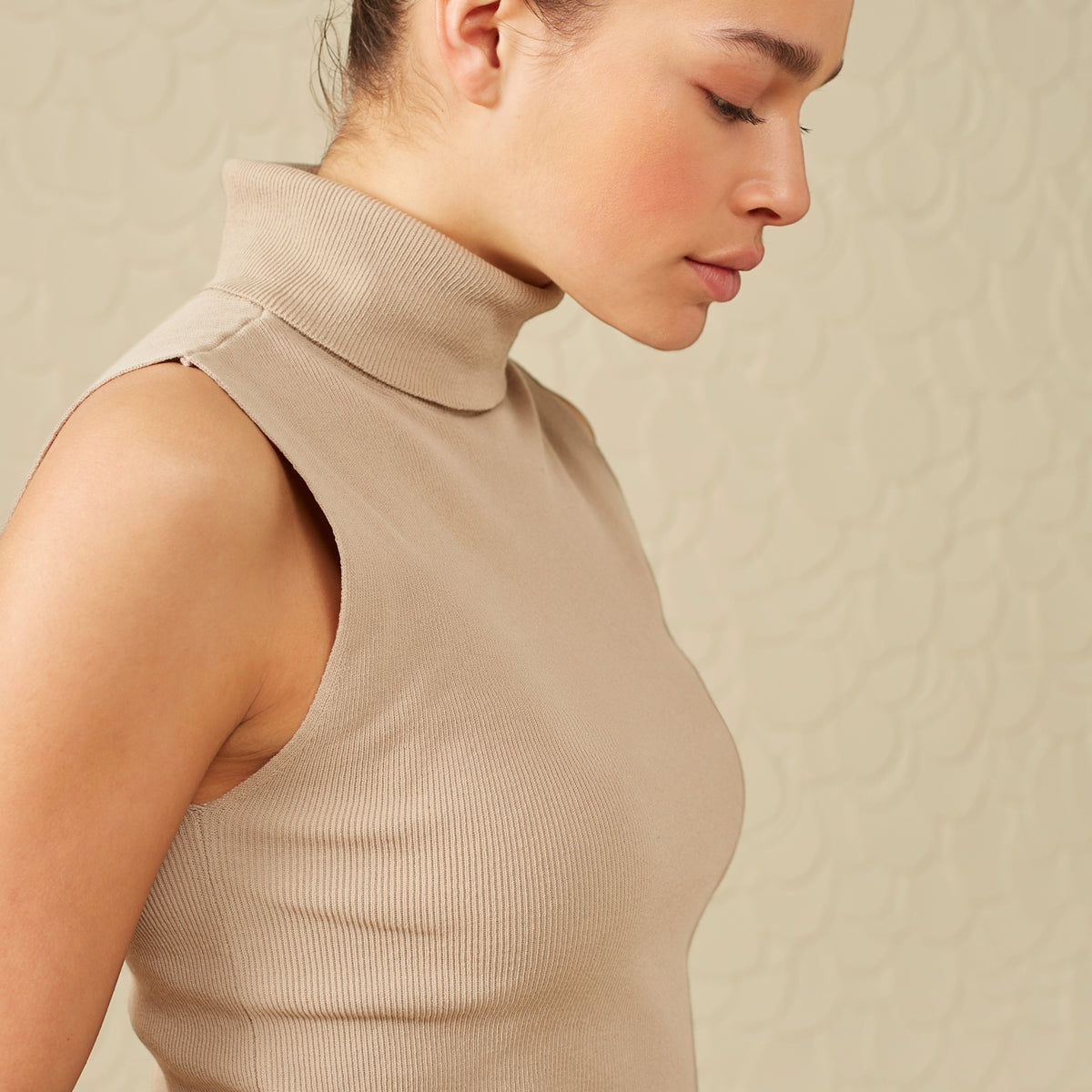 Sleeveless sweater with turtleneck and ribbed details