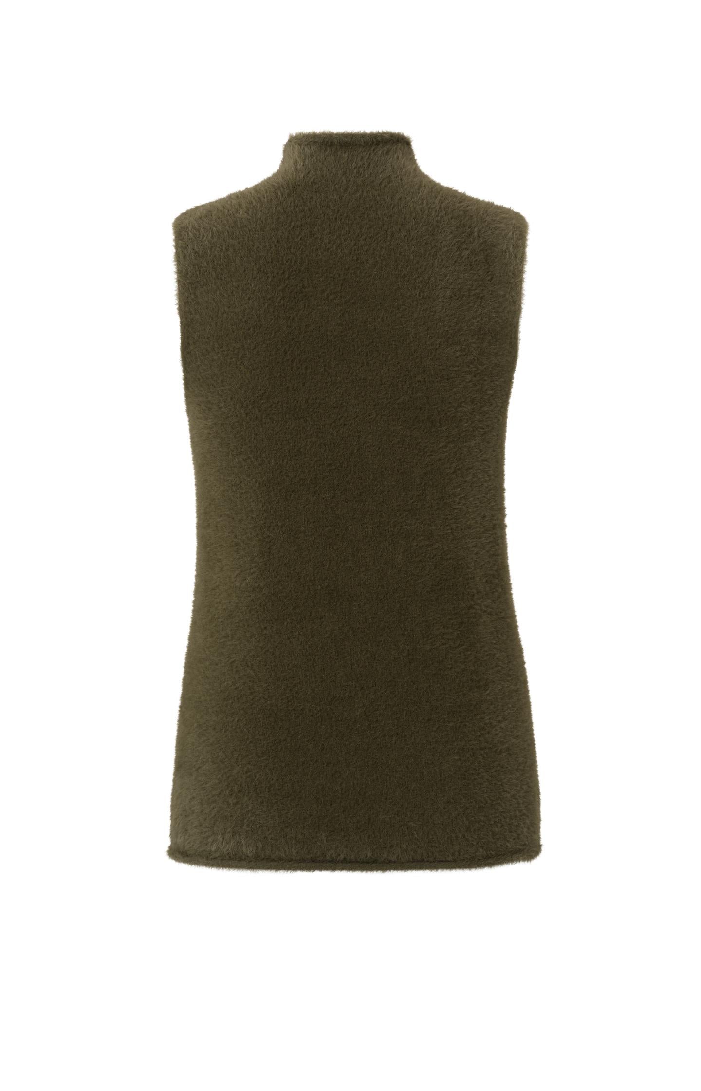 Sleeveless sweater with turtleneck in fluffy material