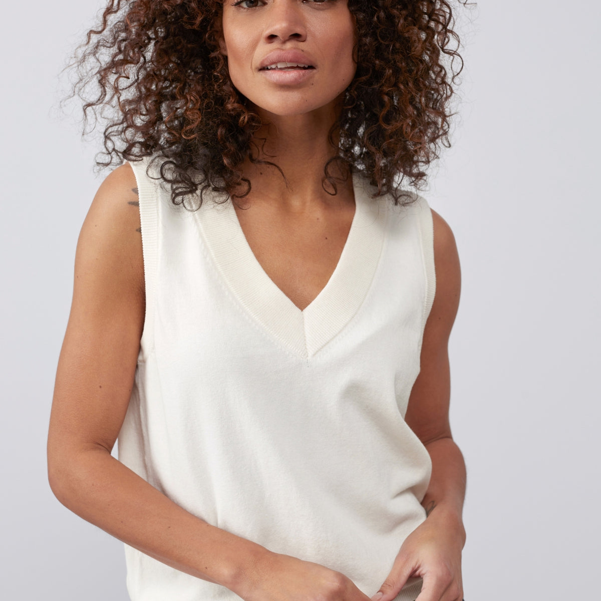 Sleeveless sweater with V-neck and ribbed waistband