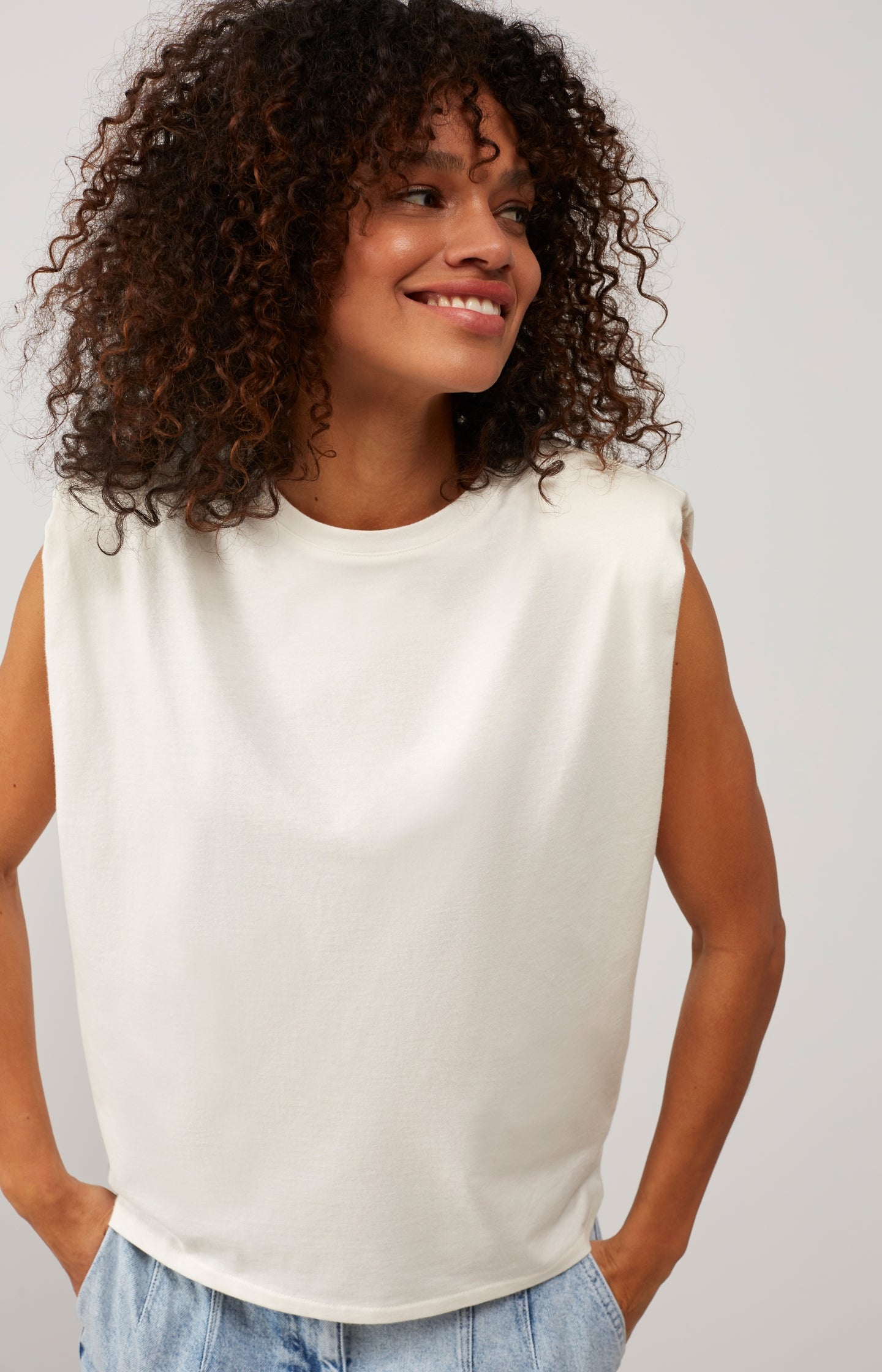 Sleeveless T-shirt with round neck and shoulderpadding