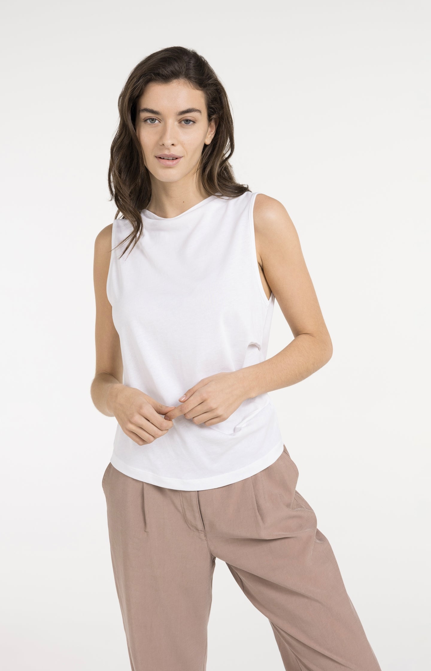 Sleeveless top with boat00032neckline