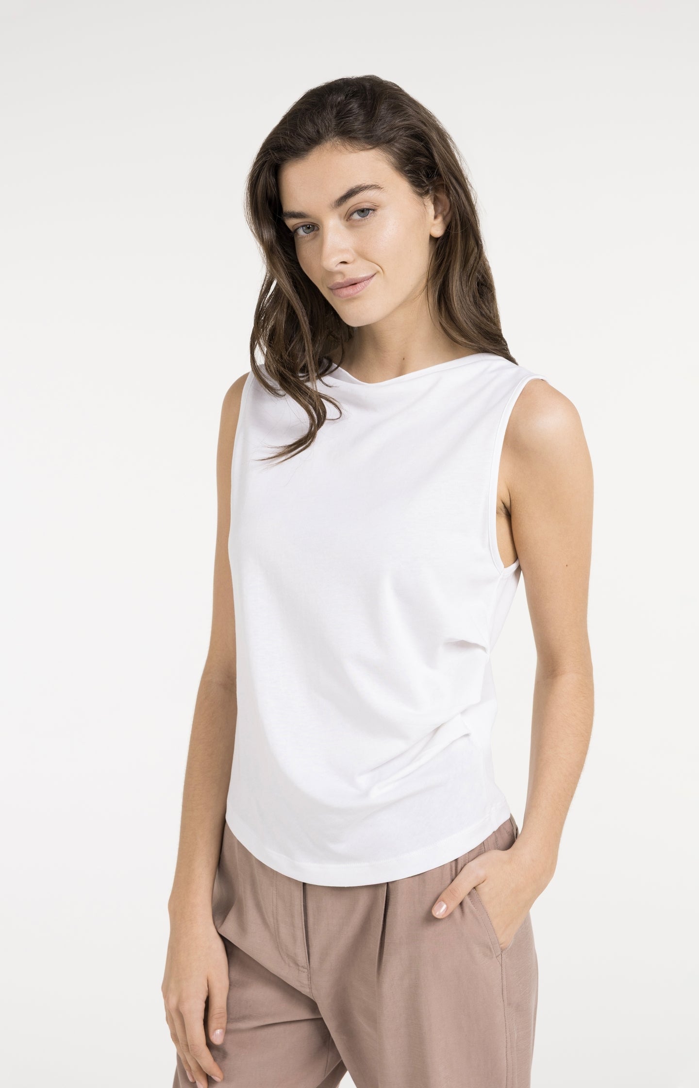 Sleeveless top with boat00032neckline