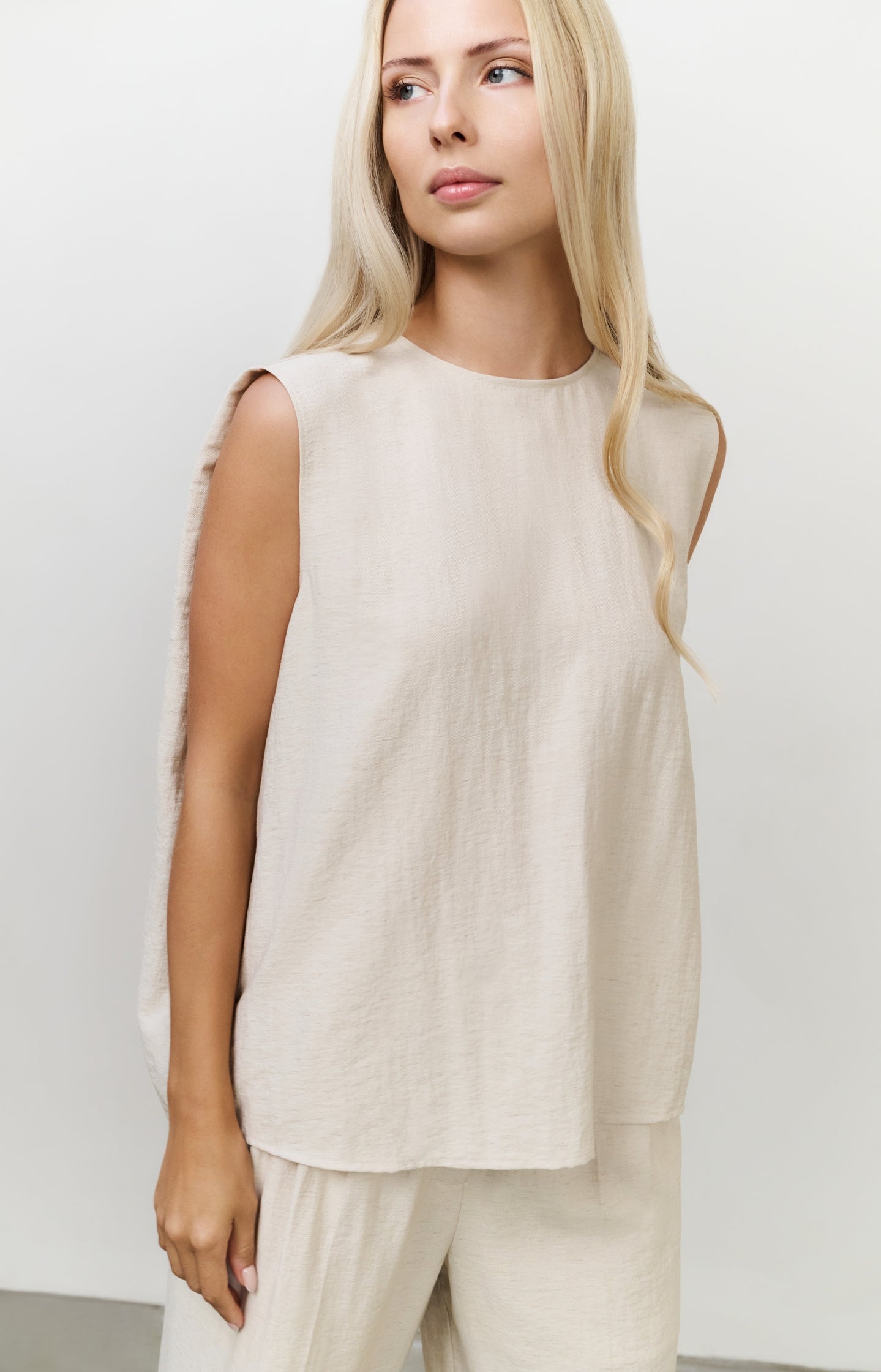 Sleeveless top with button closure on back