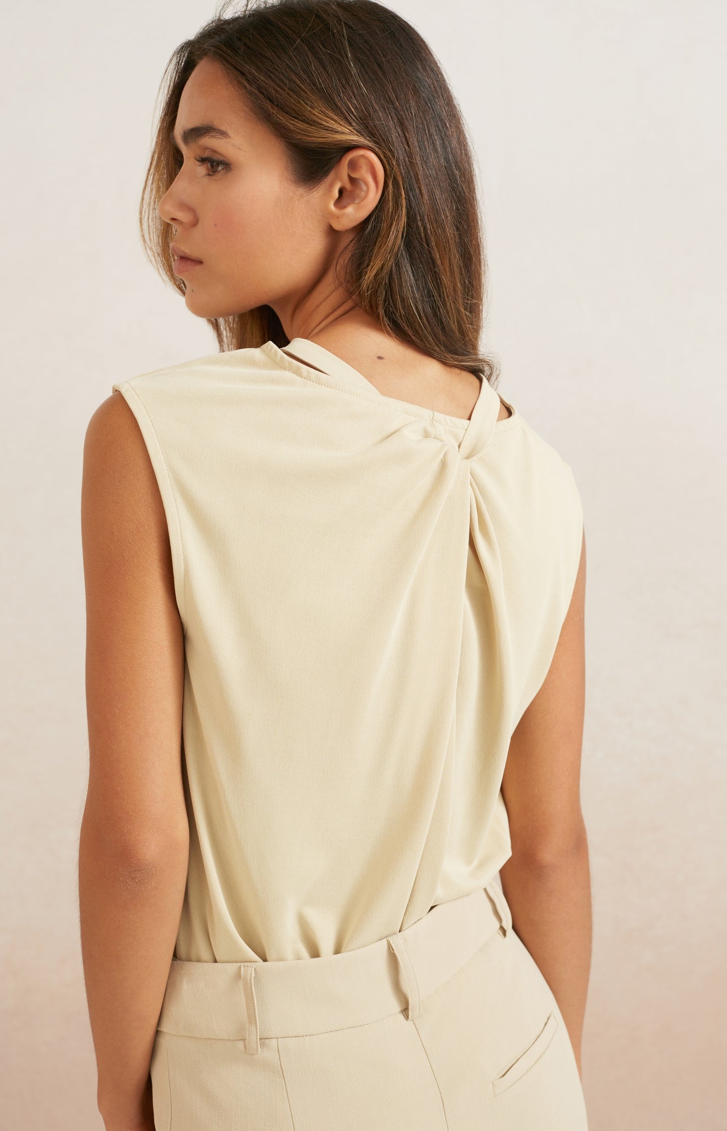 Sleeveless top with crewneck and knotted accent