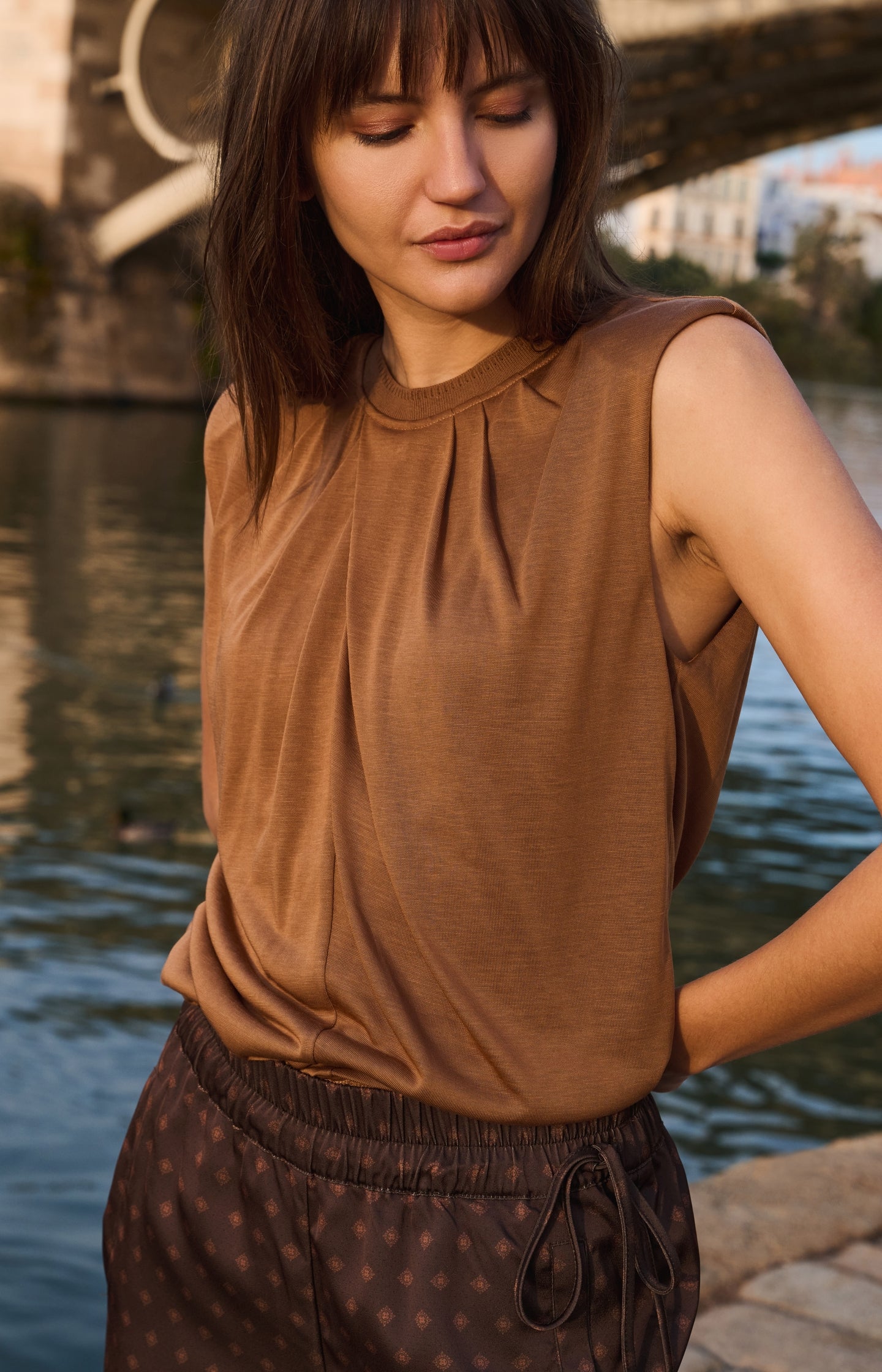 トップス SLEEVELESS TOP Brown Sleeveless top with pleated neckline detail