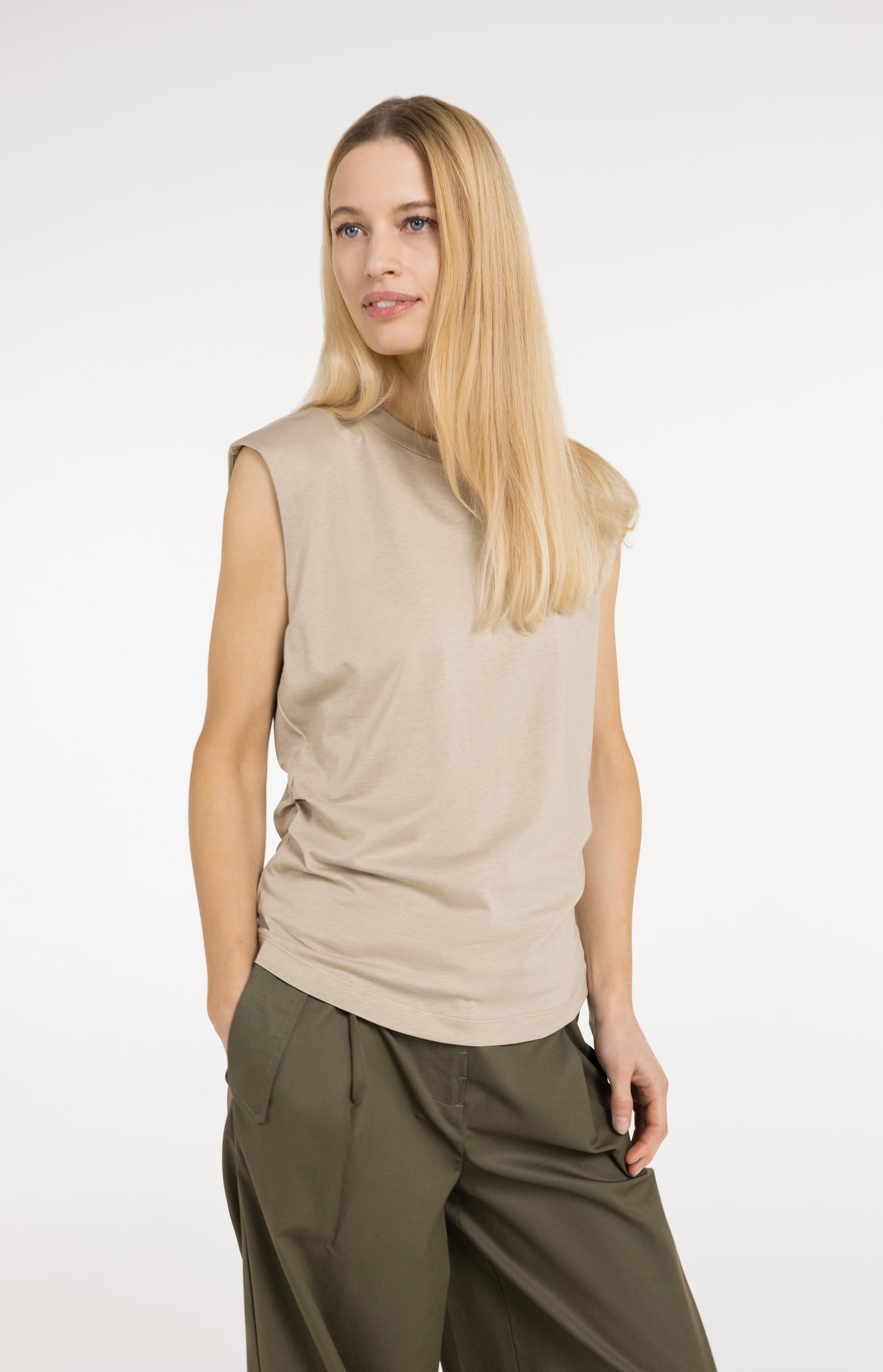 Sleeveless top with pleated sideseams - Type: lookbook