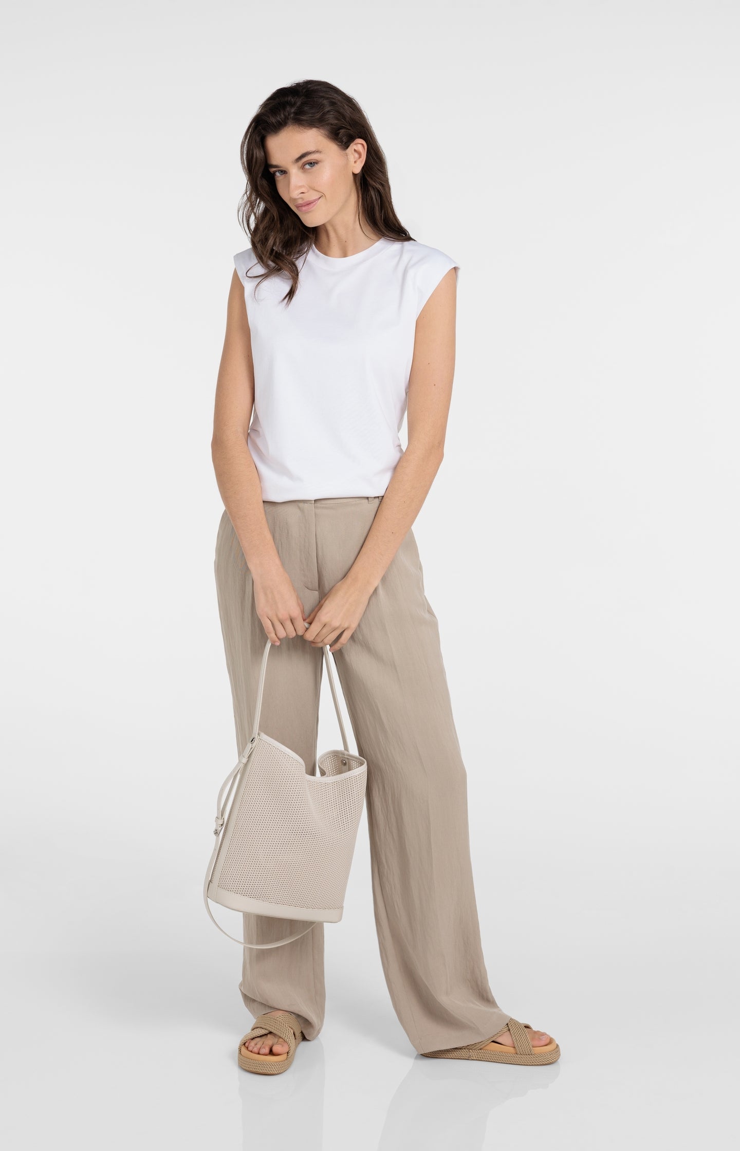 Sleeveless top with pleated sideseams - Type: lookbook