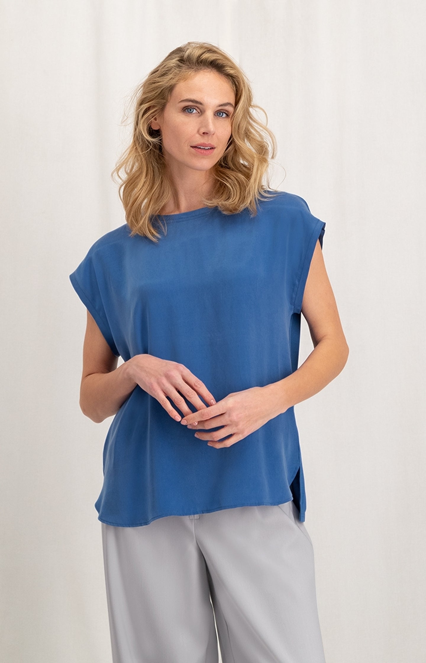 Sleeveless top with round neck in fabrix mix - Type: lookbook