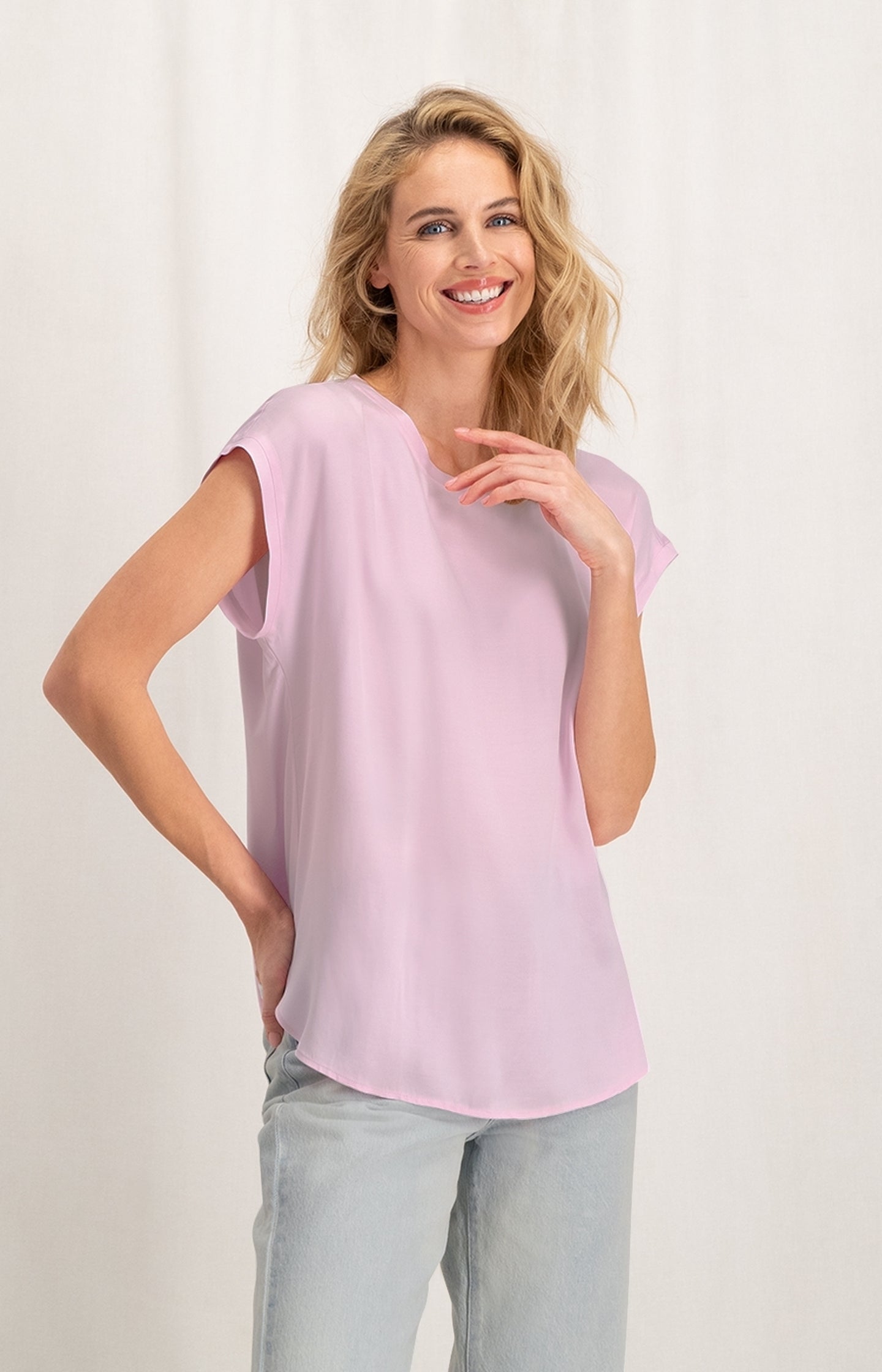 Sleeveless top with round neck in fabrix mix - Type: lookbook