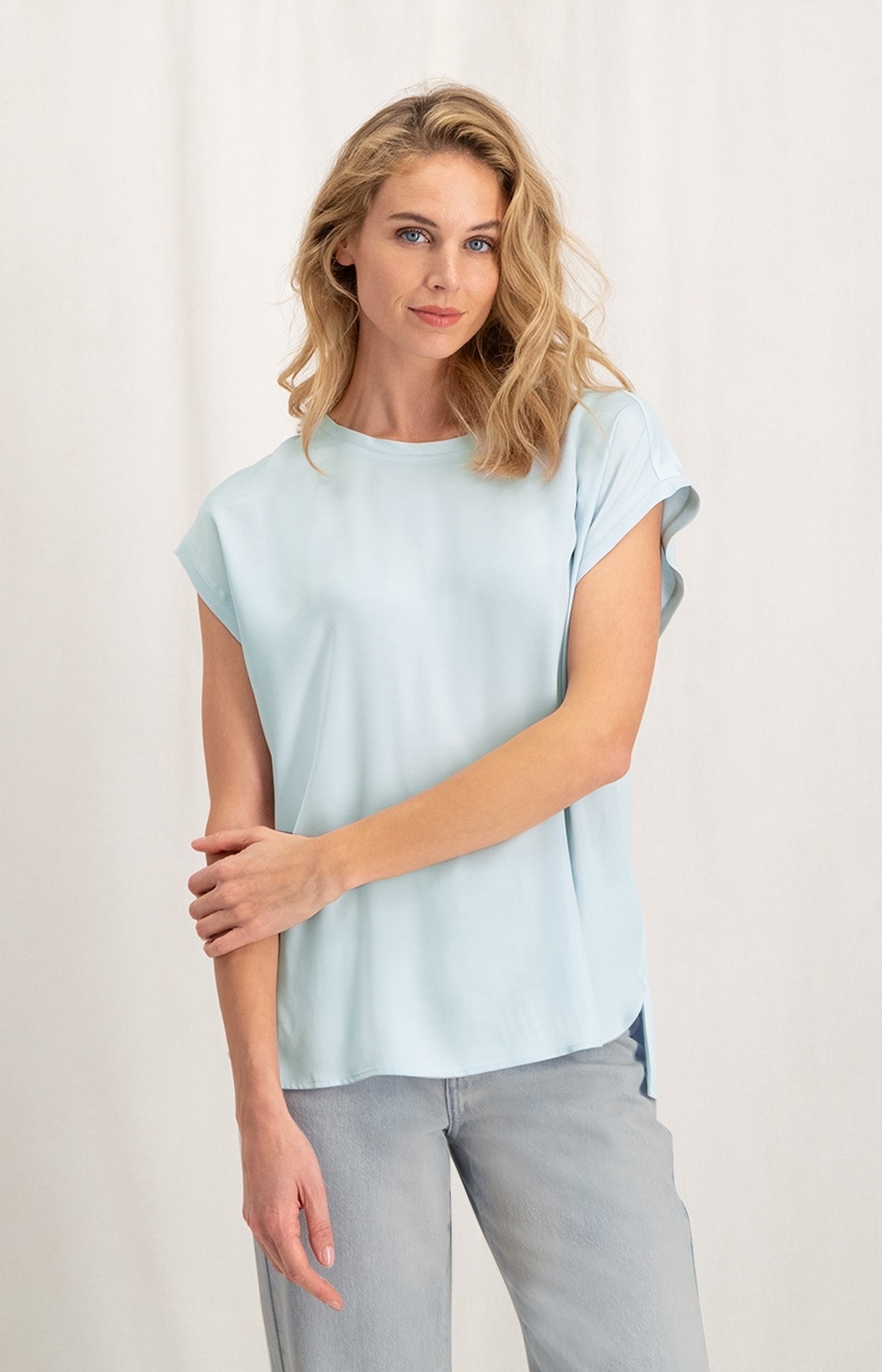 Sleeveless top with round neck in fabrix mix - Type: lookbook