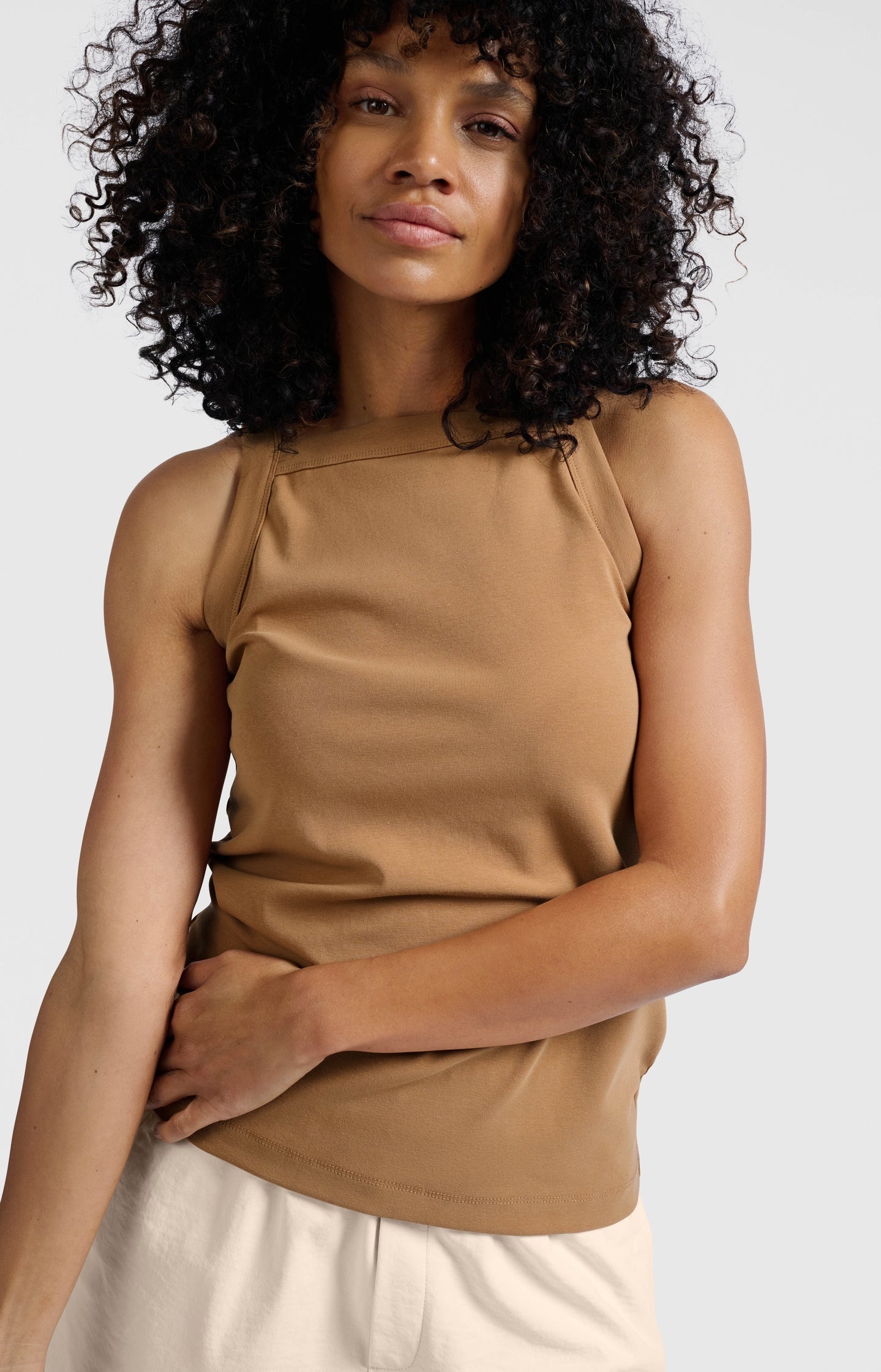Sleeveless top with straight neckline and fitted fit