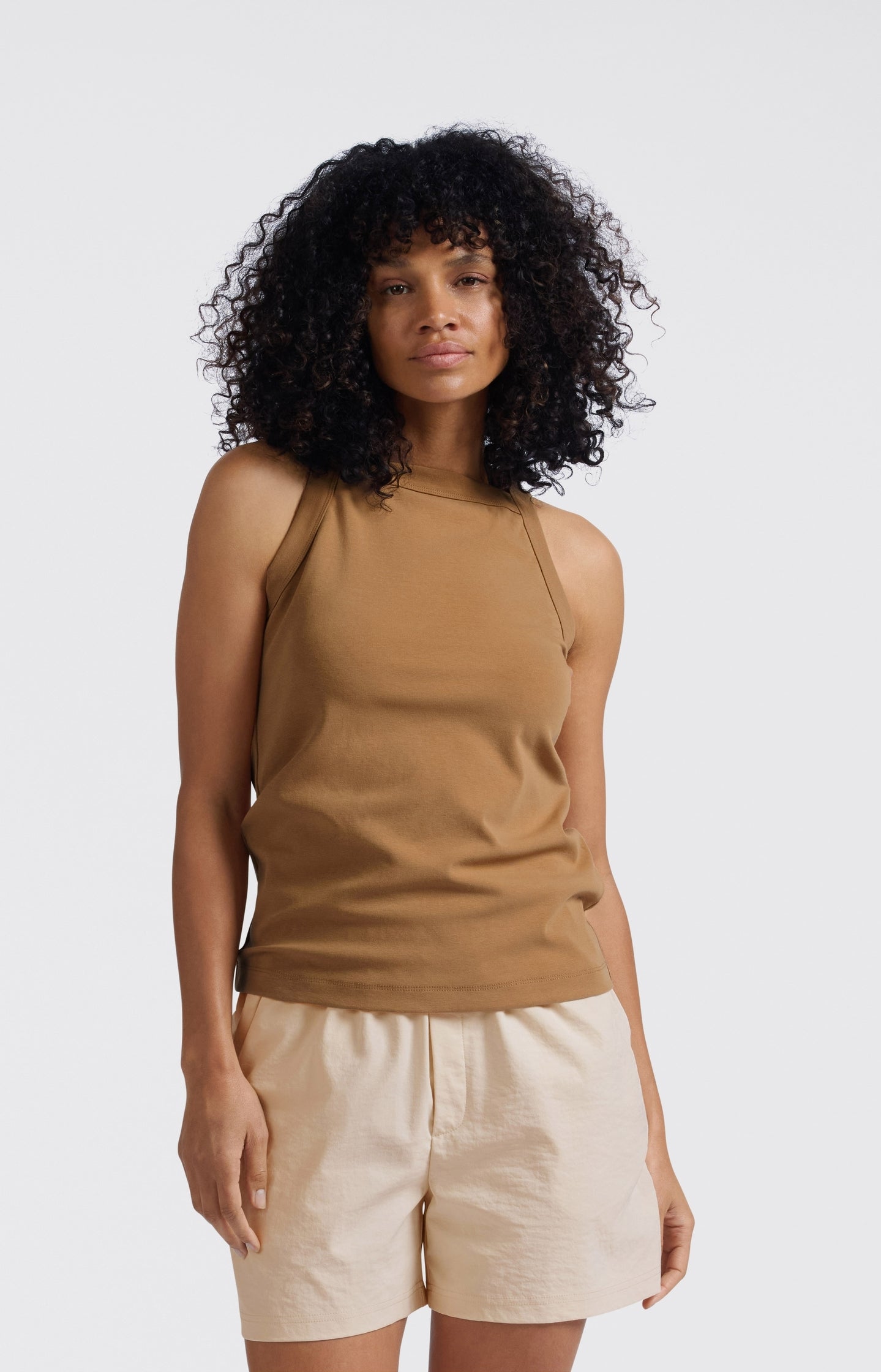 Sleeveless top with straight neckline and fitted fit