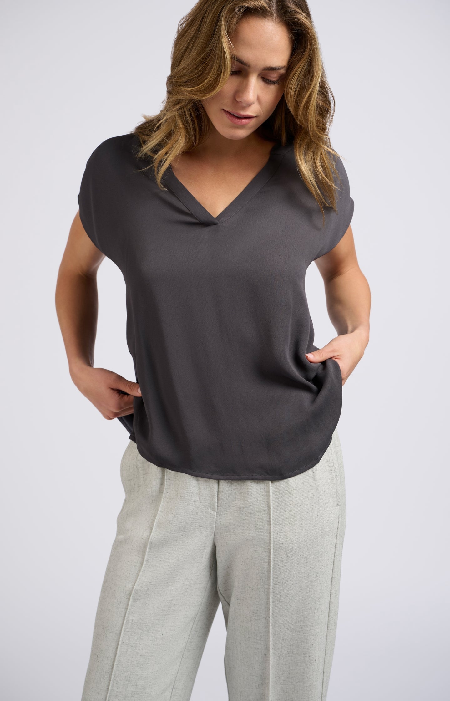Sleeveless top with V-neck in mixed materials