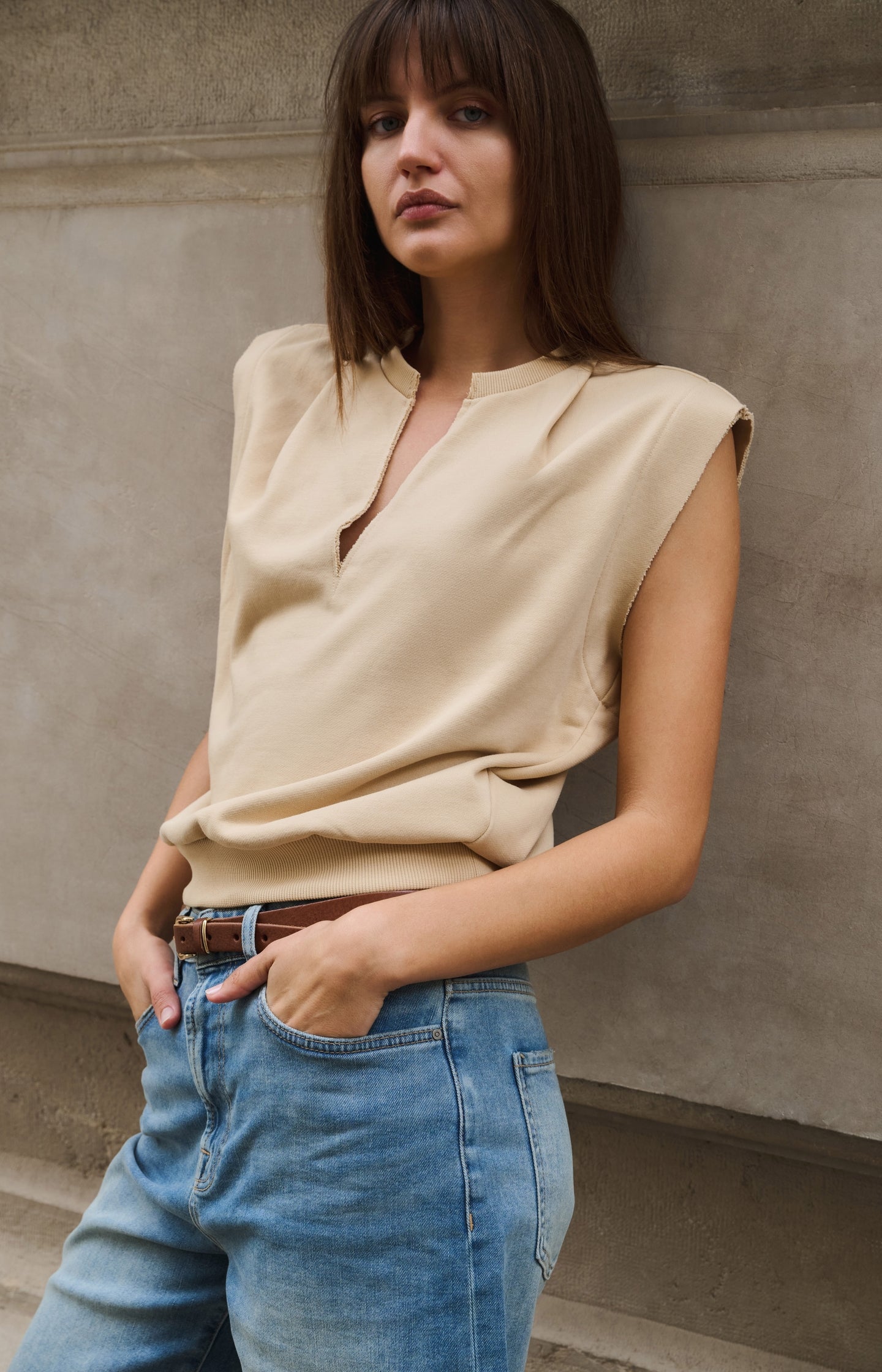 Sleeveless V-neck sweater with relaxed fit - Type: lookbook