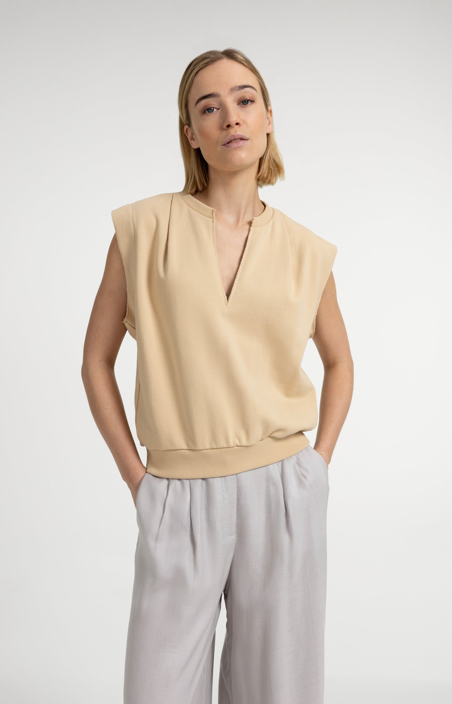 Sleeveless V-neck sweater with relaxed fit - Type: lookbook