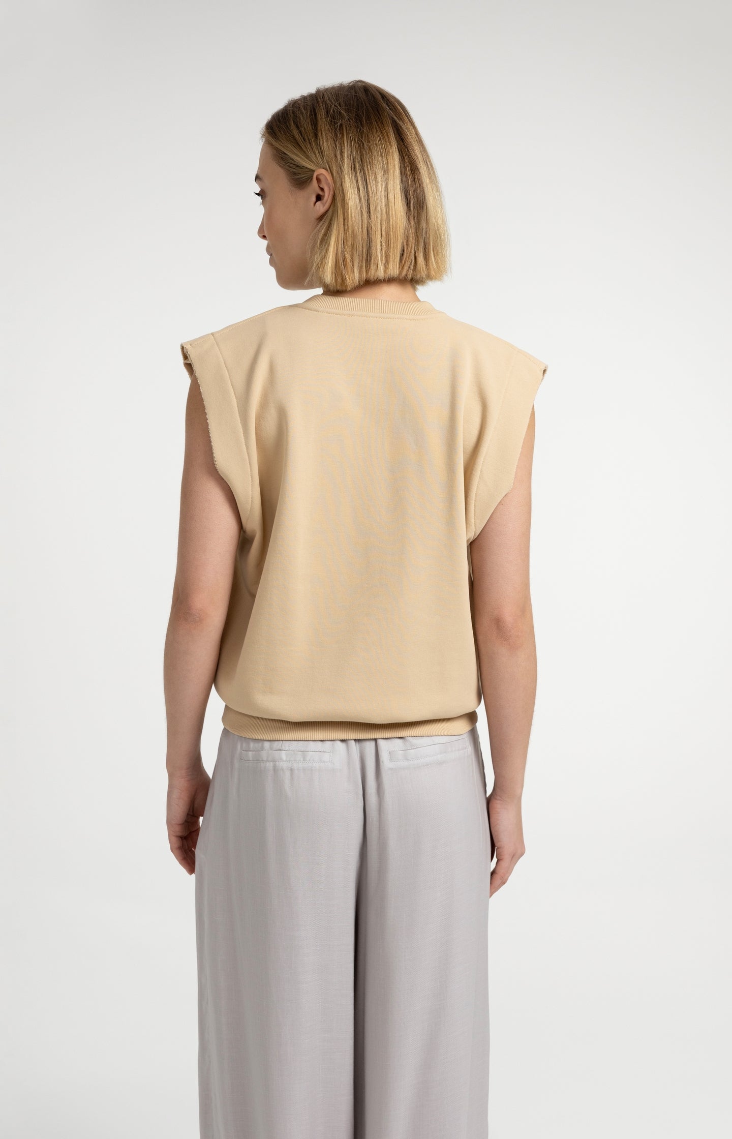 Sleeveless V-neck sweater with relaxed fit - Type: lookbook