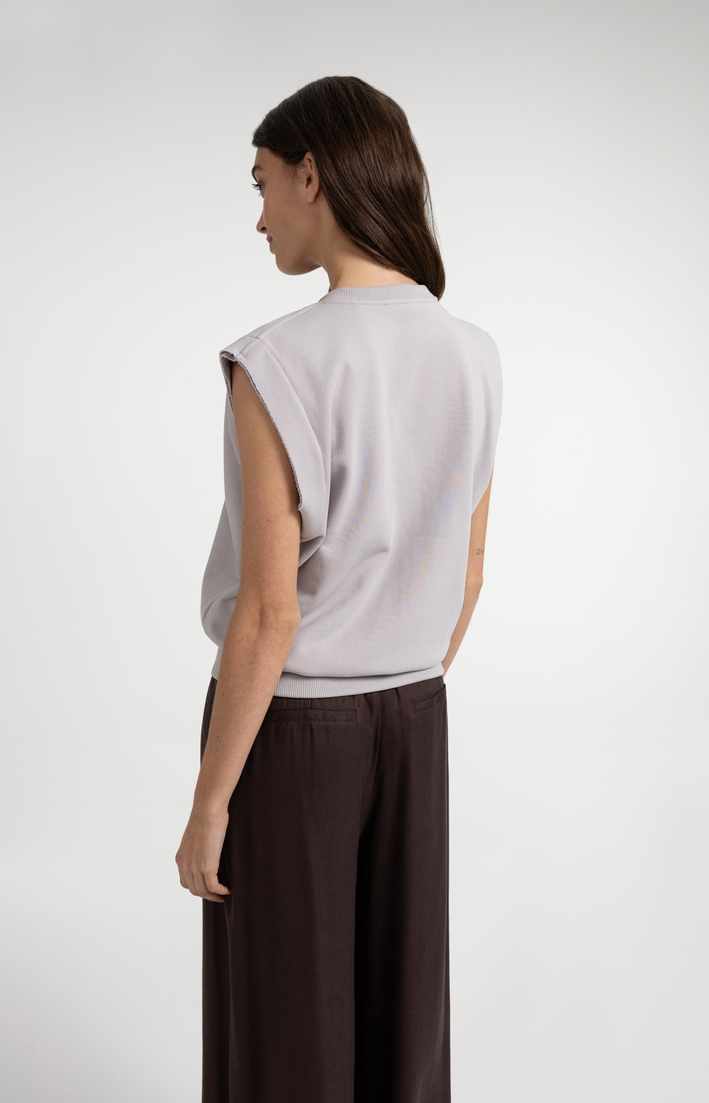 Sleeveless V-neck sweater with relaxed fit - Type: lookbook
