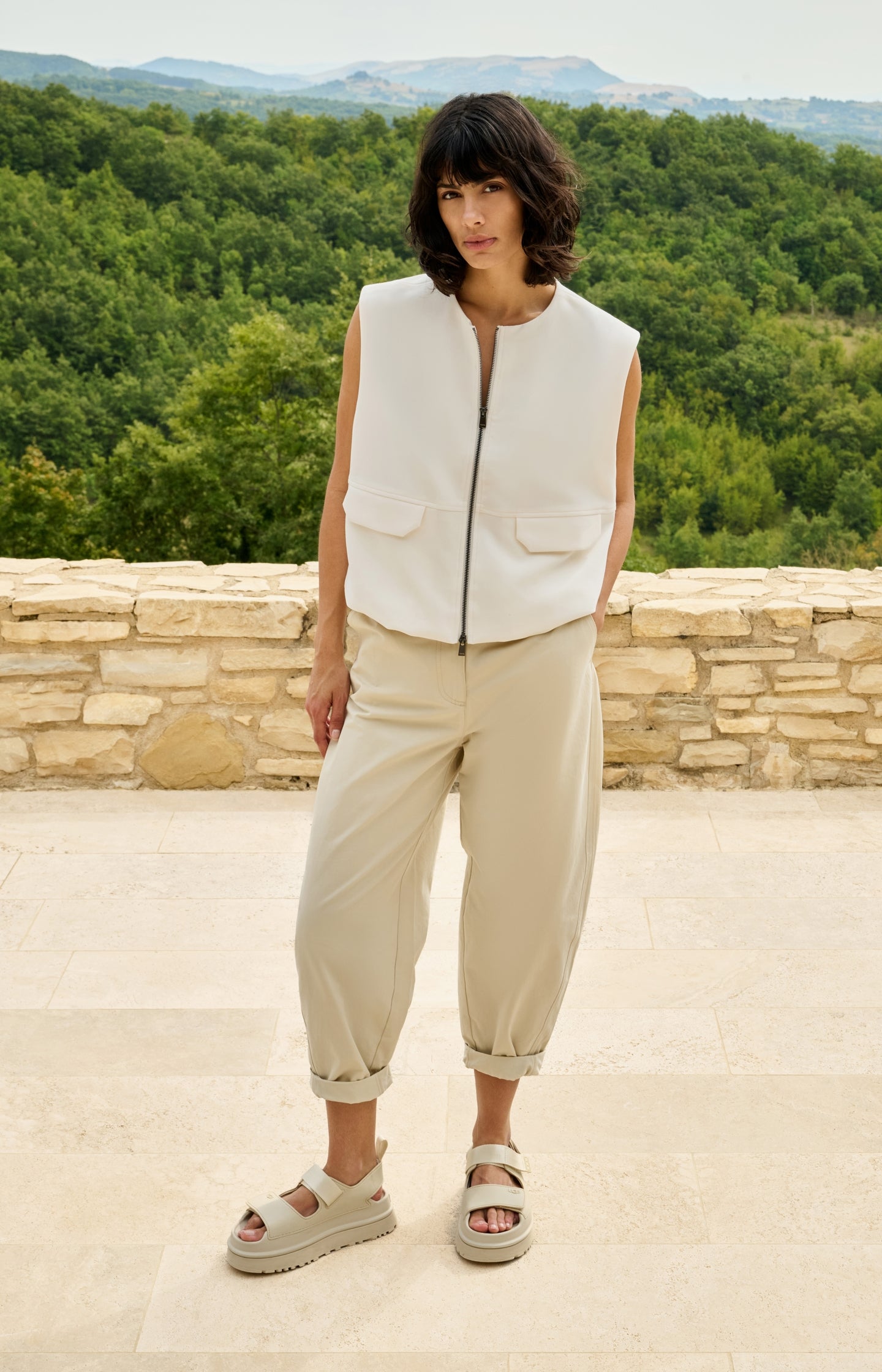 Sleeveless woven jacket with balloon-shaped hem