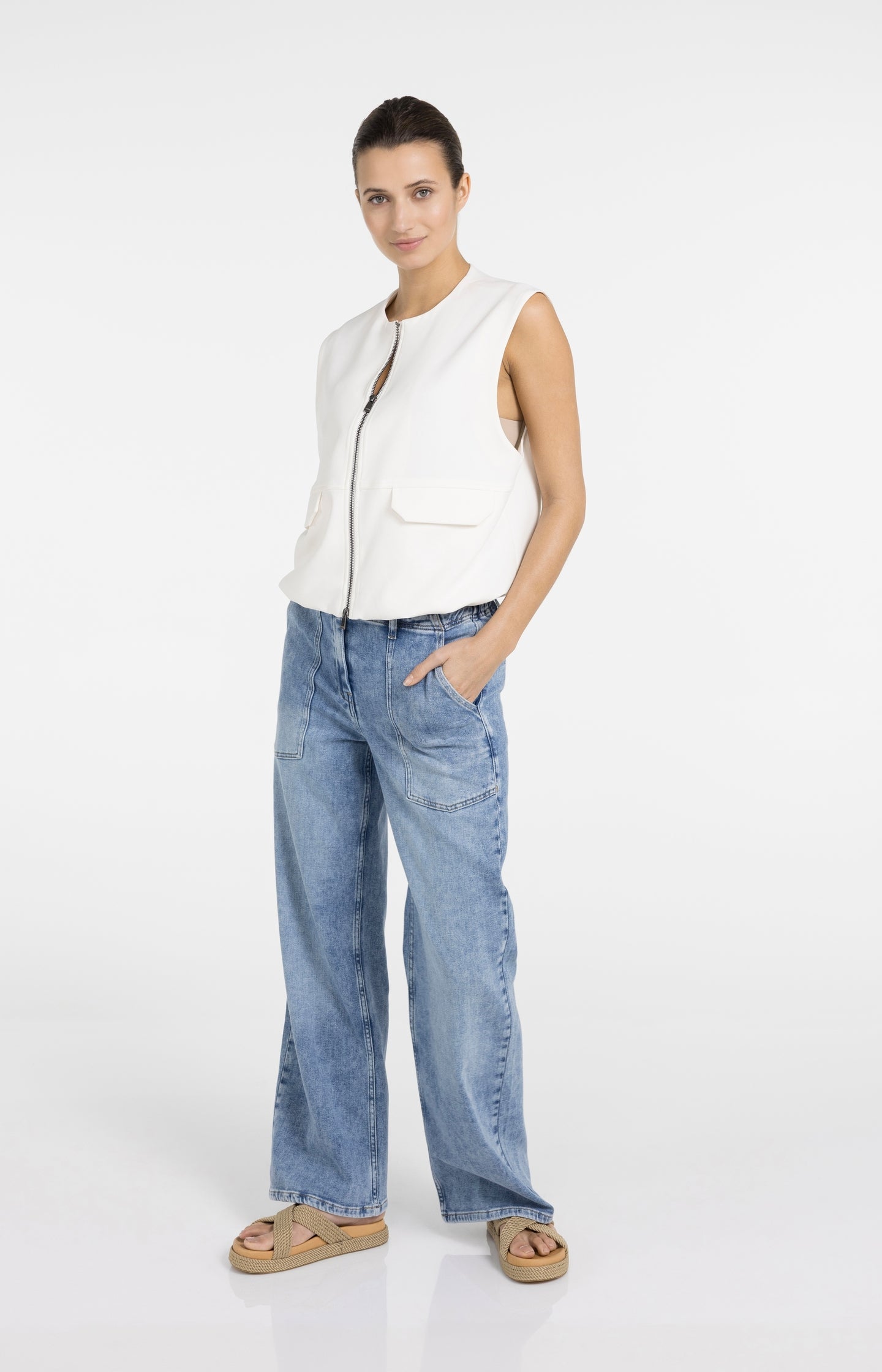 Sleeveless woven jacket with balloon-shaped hem