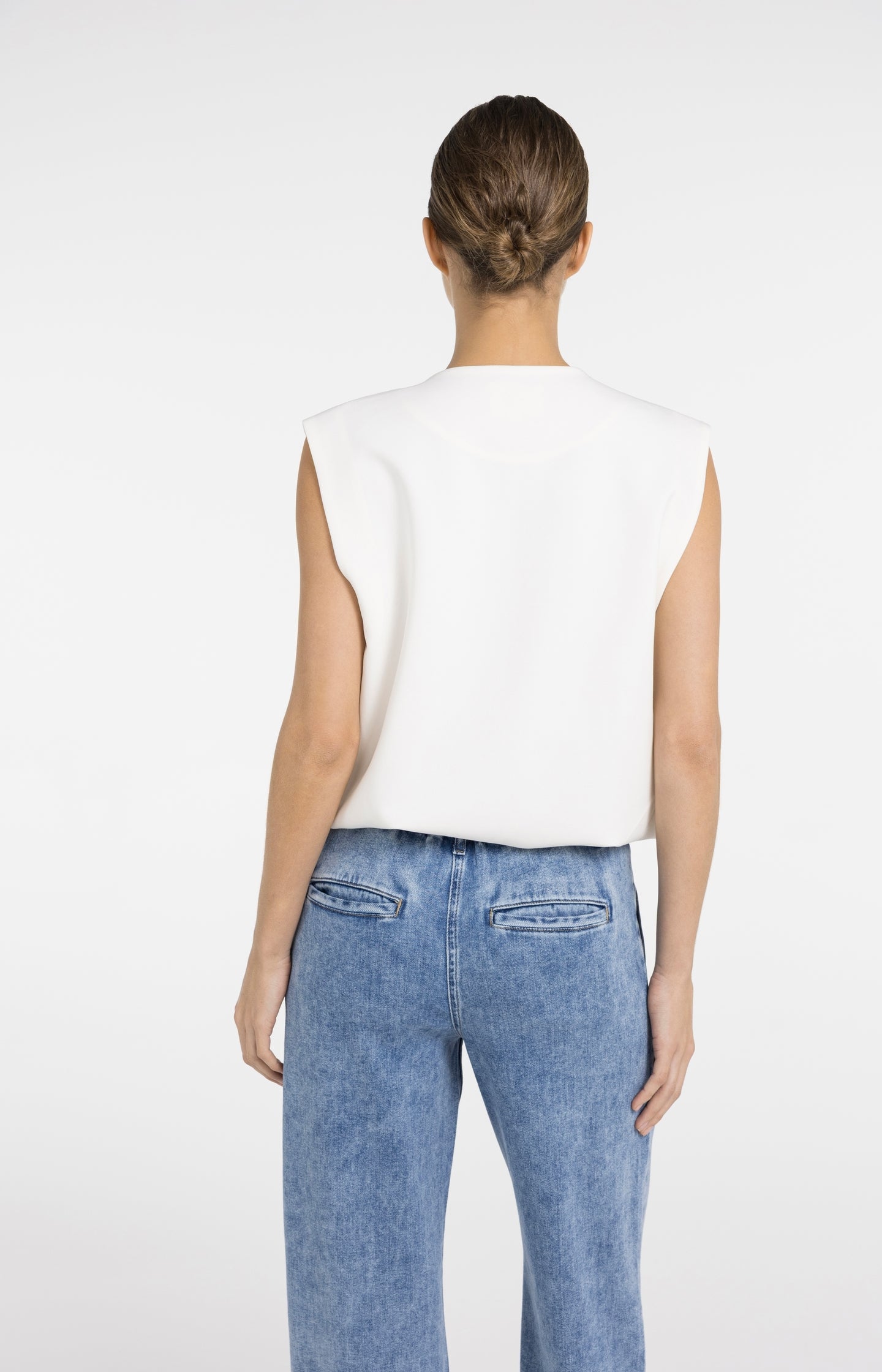 Sleeveless woven jacket with balloon-shaped hem