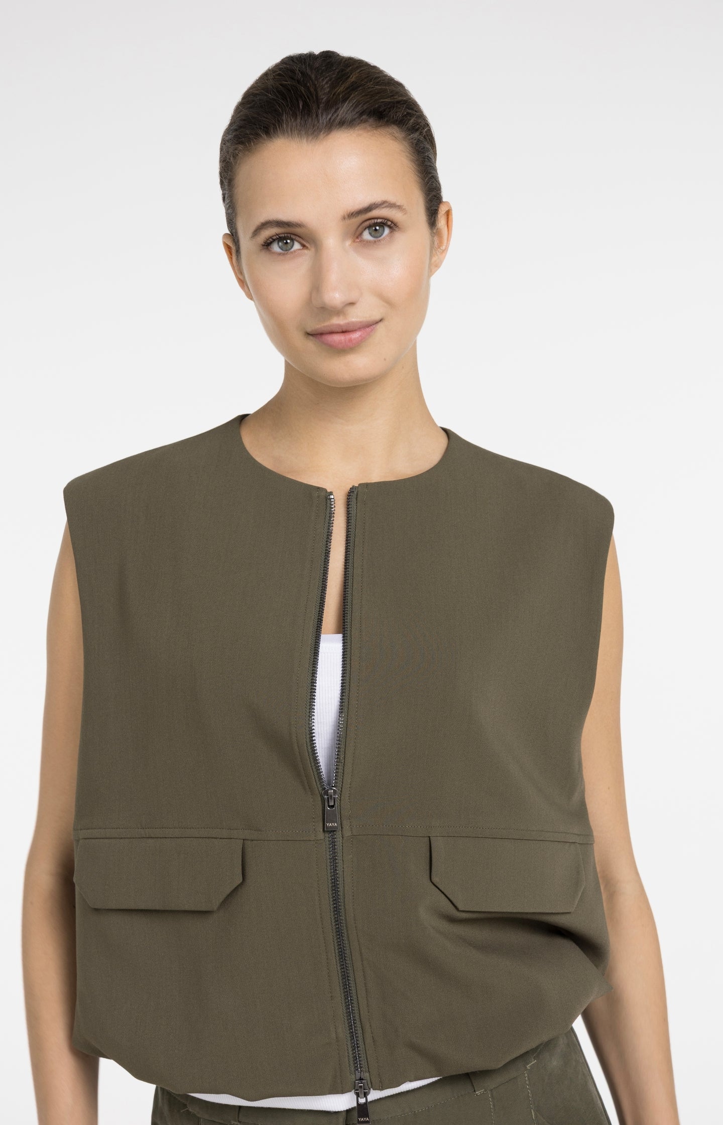 Sleeveless woven jacket with balloon-shaped hem