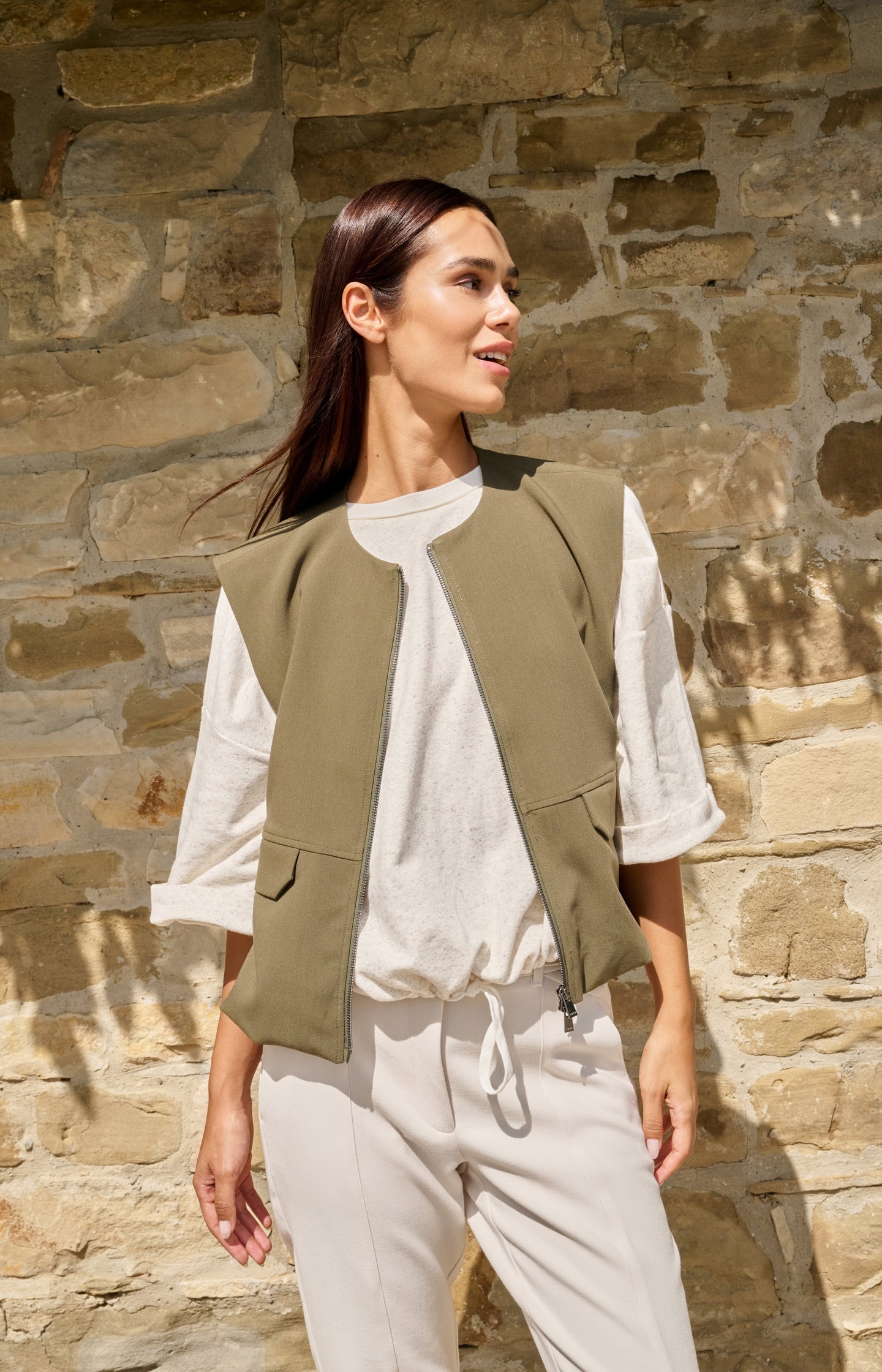 Sleeveless woven jacket with balloon-shaped hem