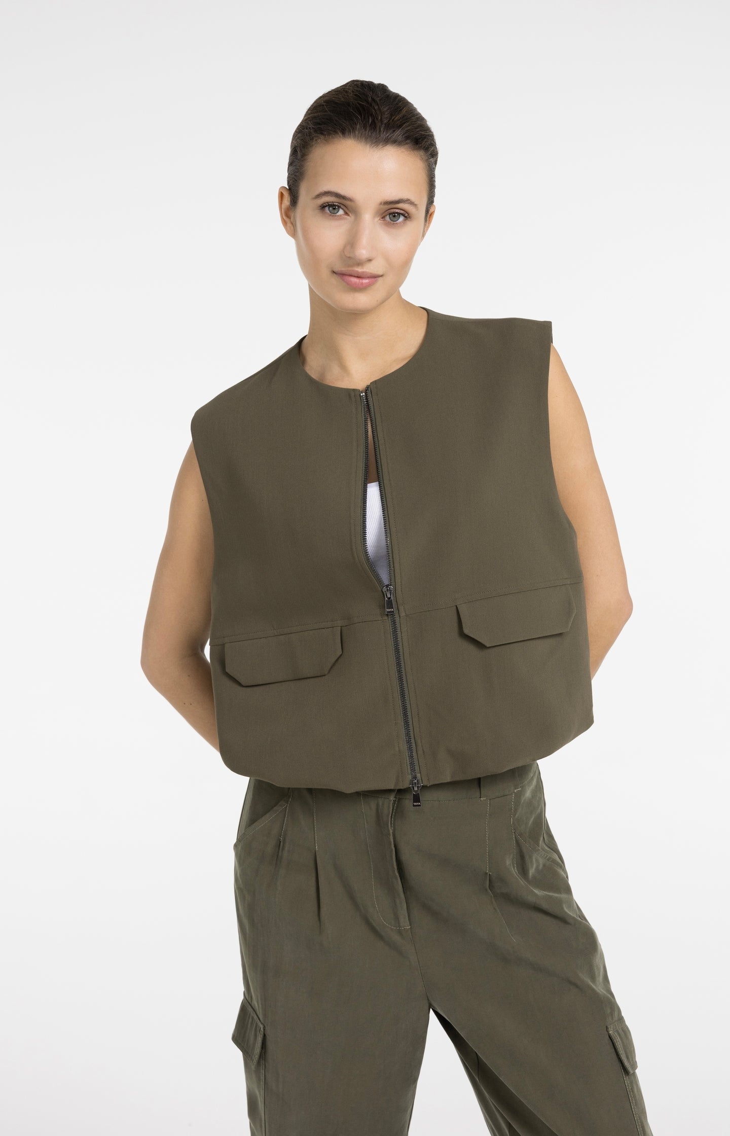 Sleeveless woven jacket with balloon-shaped hem