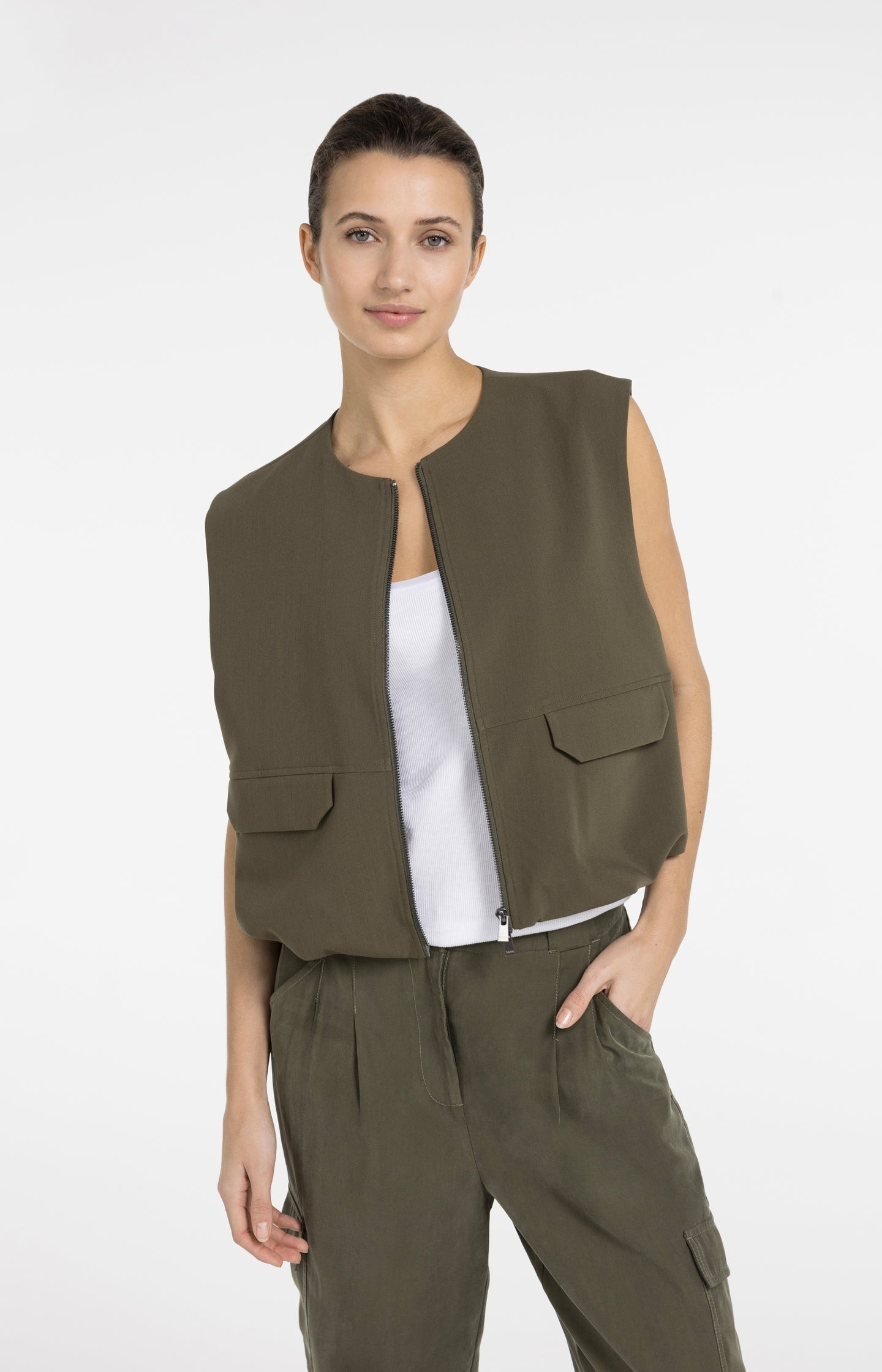 Sleeveless woven jacket with balloon-shaped hem