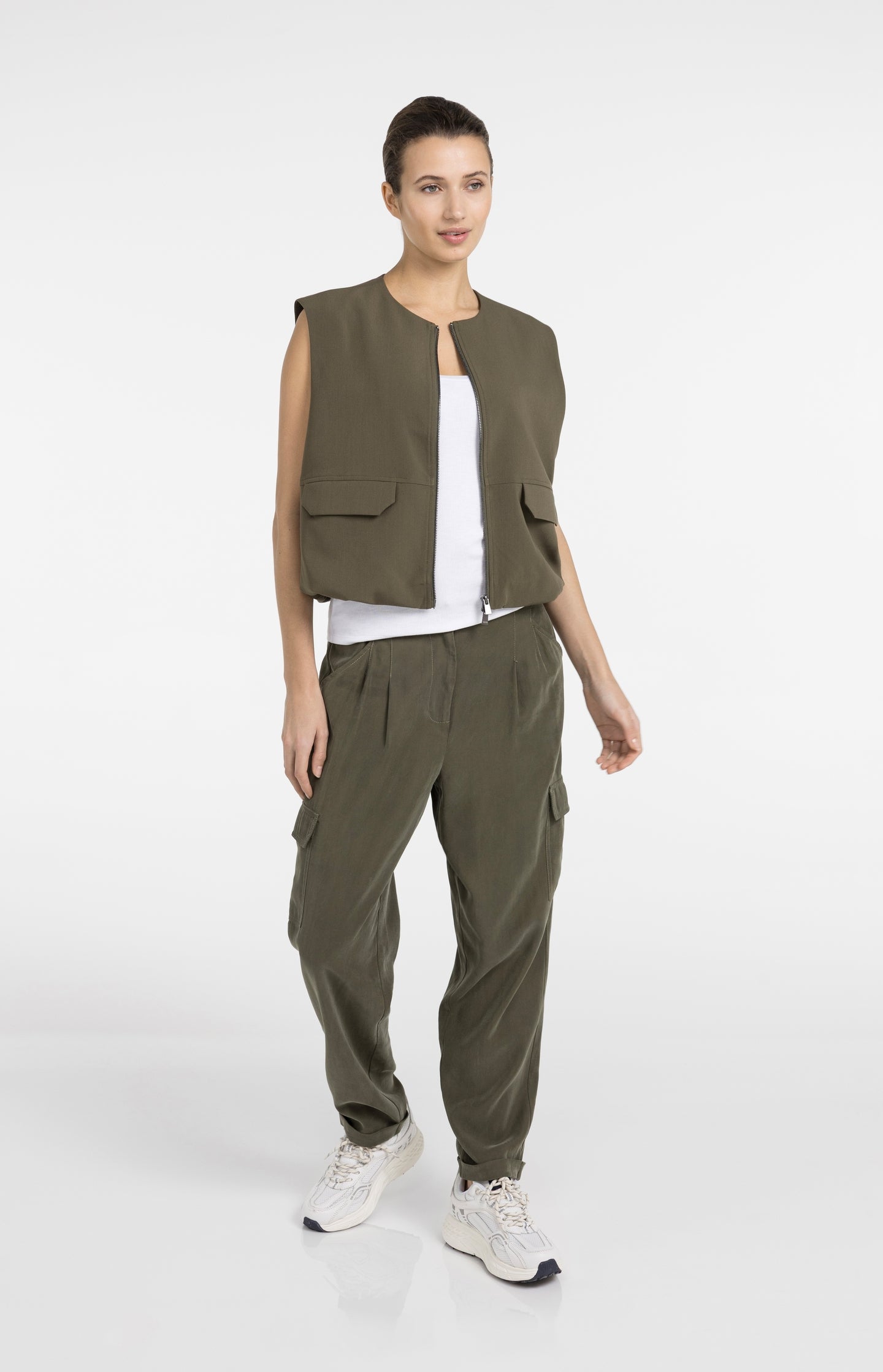 Sleeveless woven jacket with balloon-shaped hem