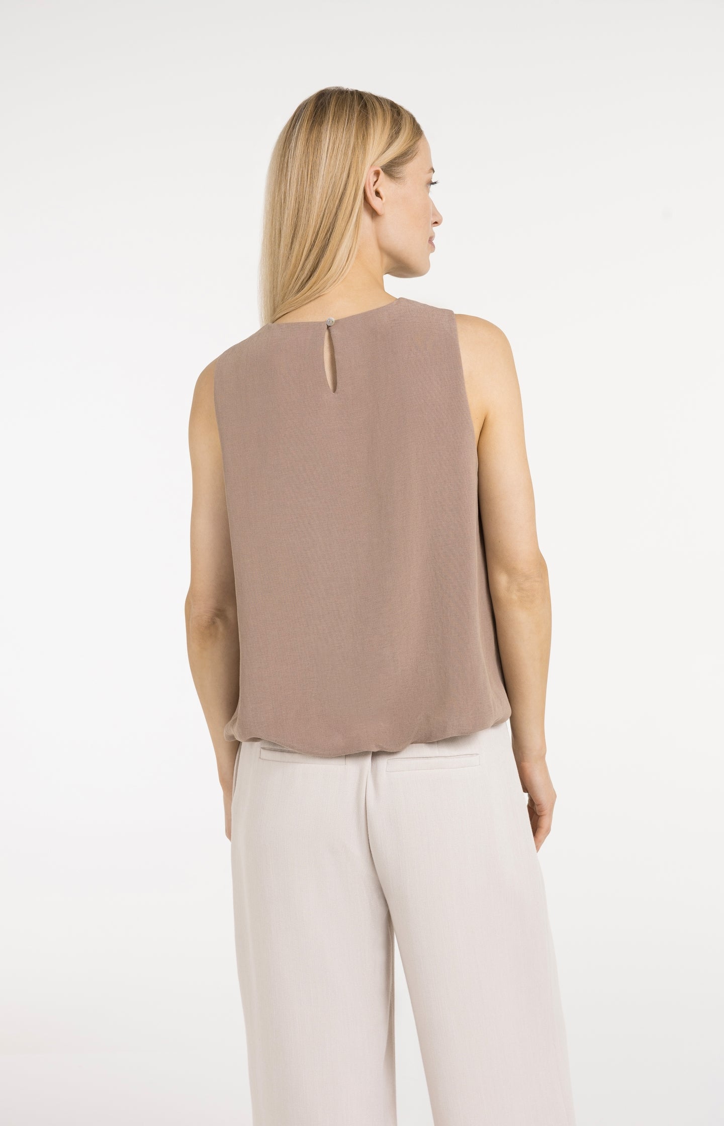 Sleeveless woven top with balloon hem
