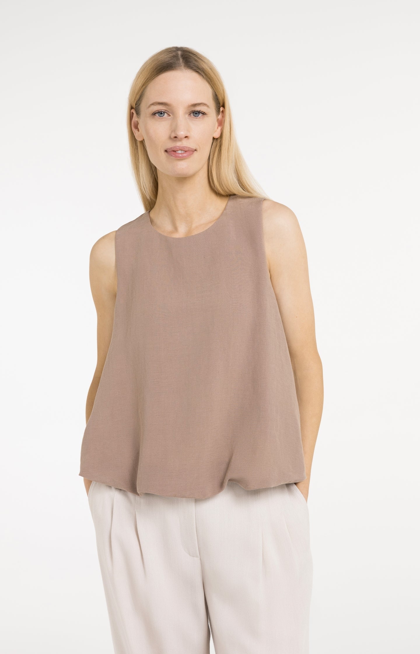 Sleeveless woven top with balloon hem