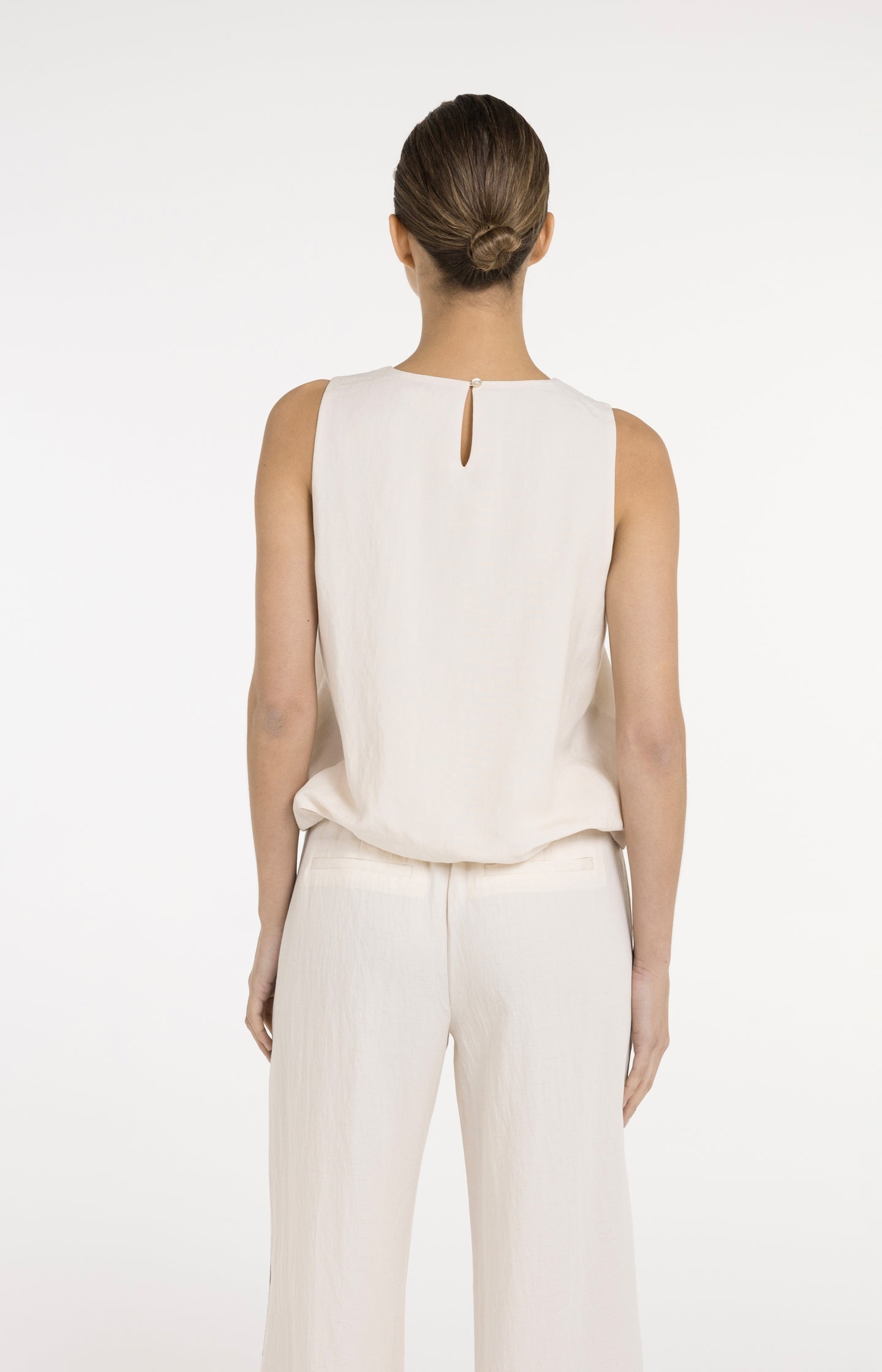Sleeveless woven top with balloon hem