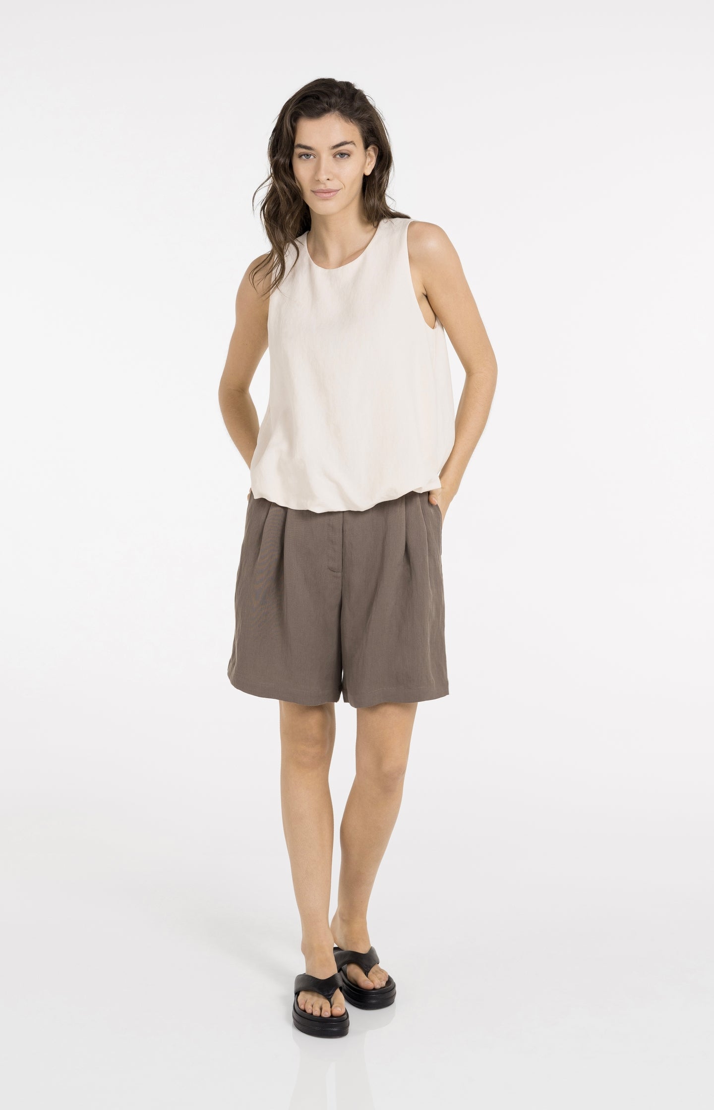 Sleeveless woven top with balloon hem
