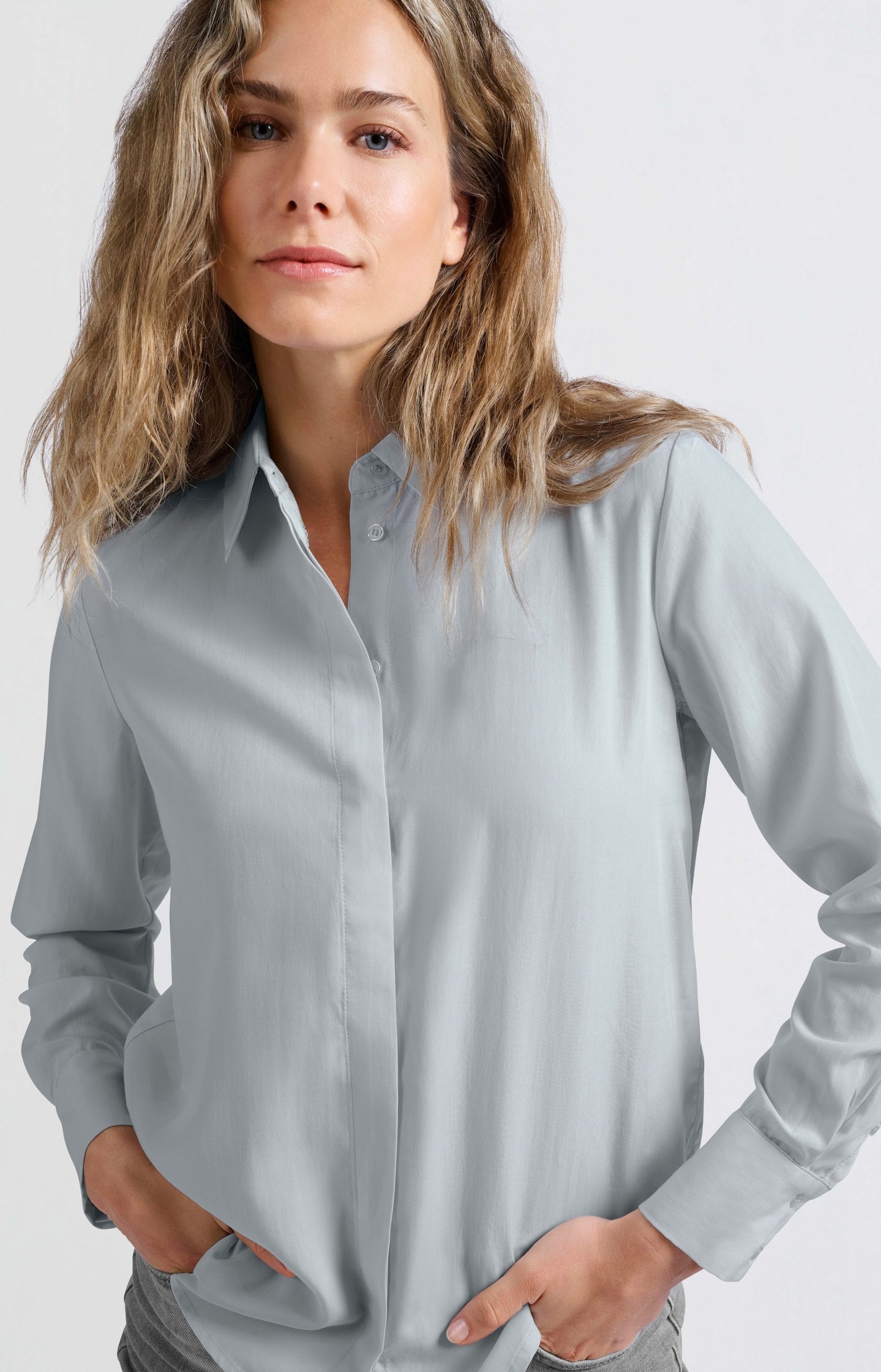 Soft basic blouse with long sleeves and collar